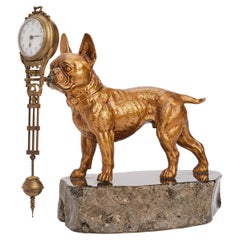Eine Skulptur eines französischen Bulldogges, der eine Pendeluhr hält, Frankreich 1900.