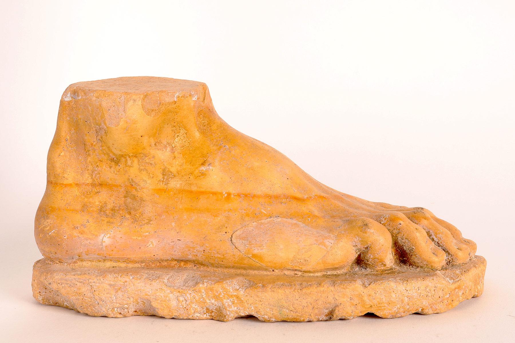 Scultura di un piede in marmo giallo di Siena, Italia 1820. In condizioni buone in vendita a Milan, IT