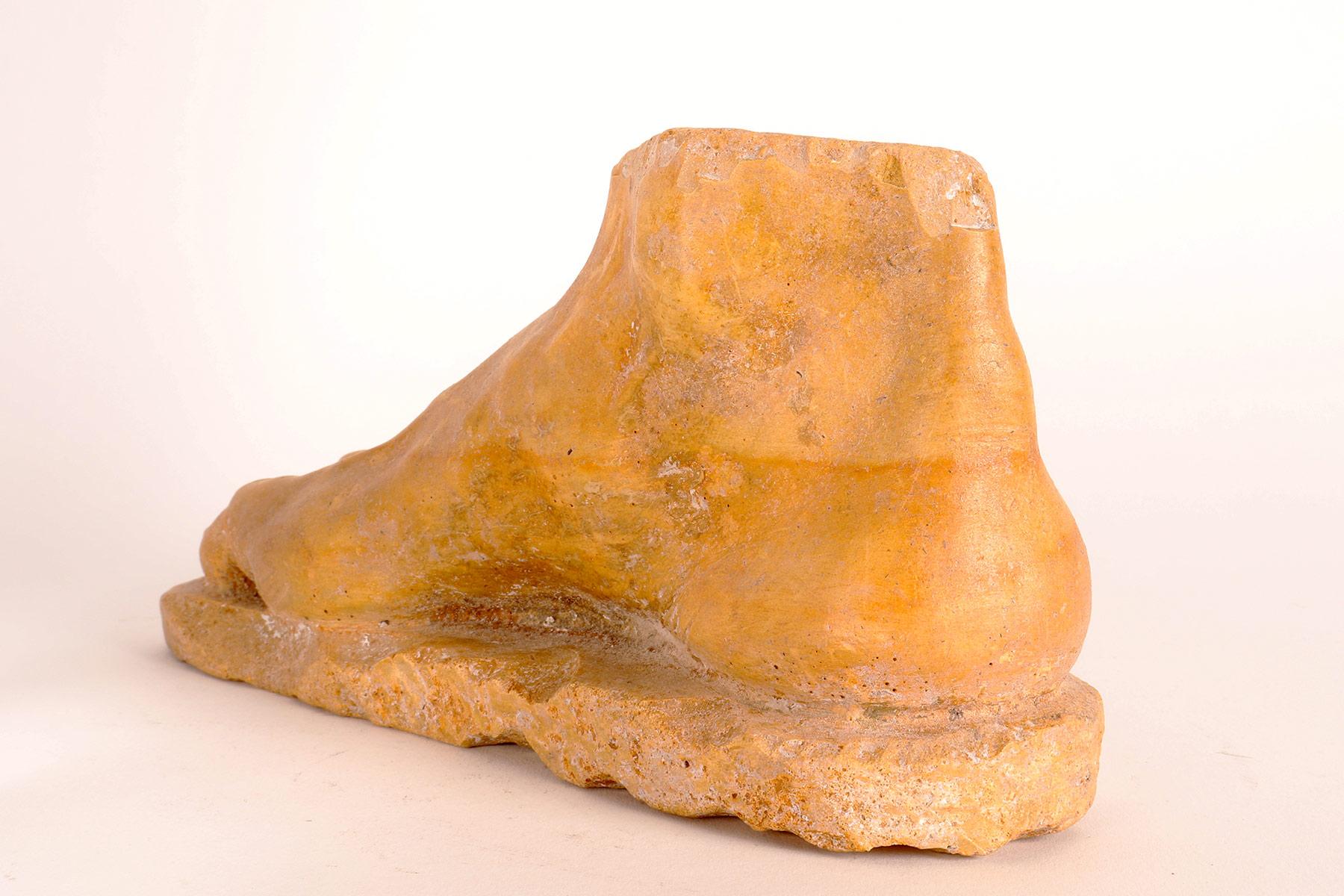 XIX secolo Scultura di un piede in marmo giallo di Siena, Italia 1820. in vendita