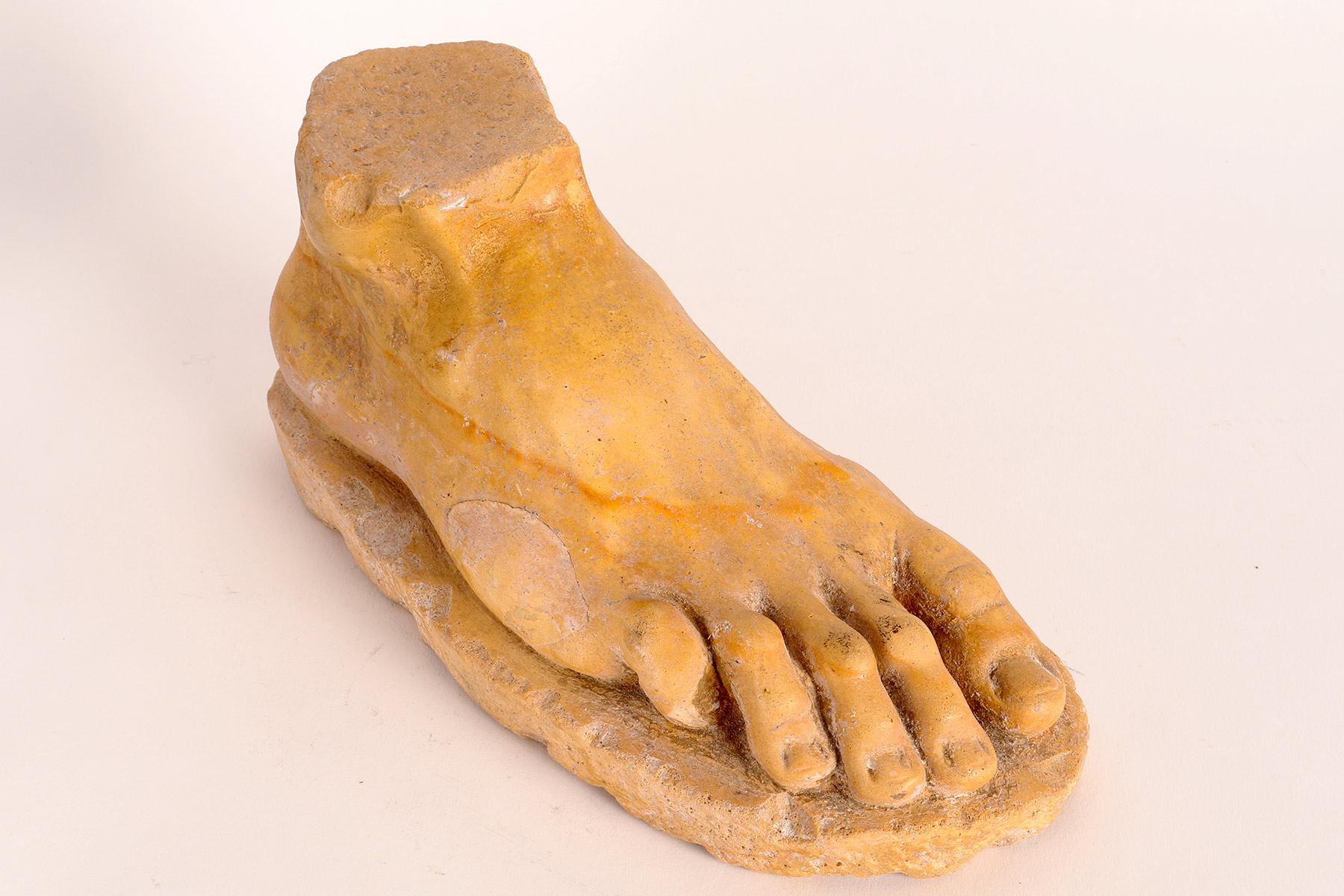Marmo Scultura di un piede in marmo giallo di Siena, Italia 1820. in vendita