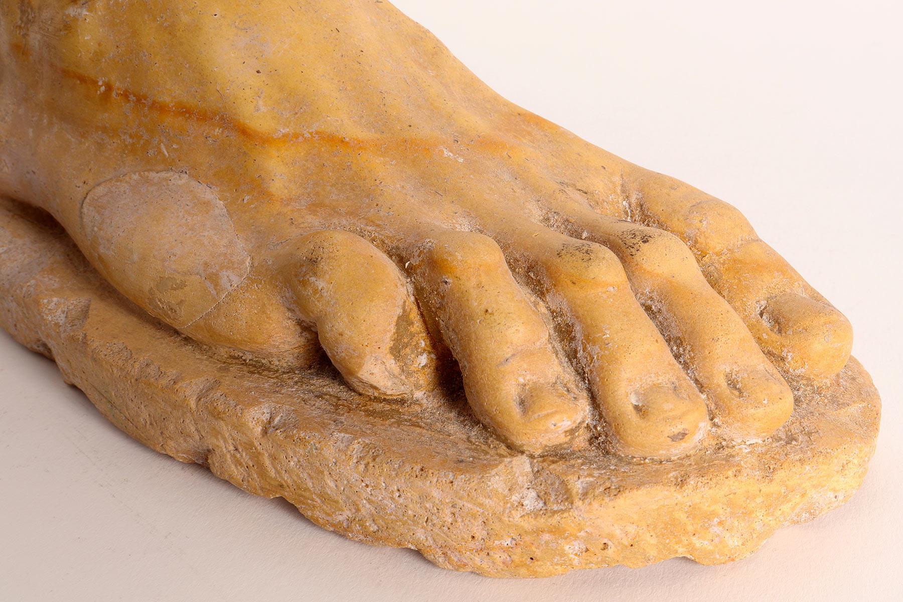 Scultura di un piede in marmo giallo di Siena, Italia 1820. in vendita 2
