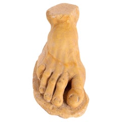 Une sculpture d'un pied en marbre jaune de Sienne, Italie, 1820