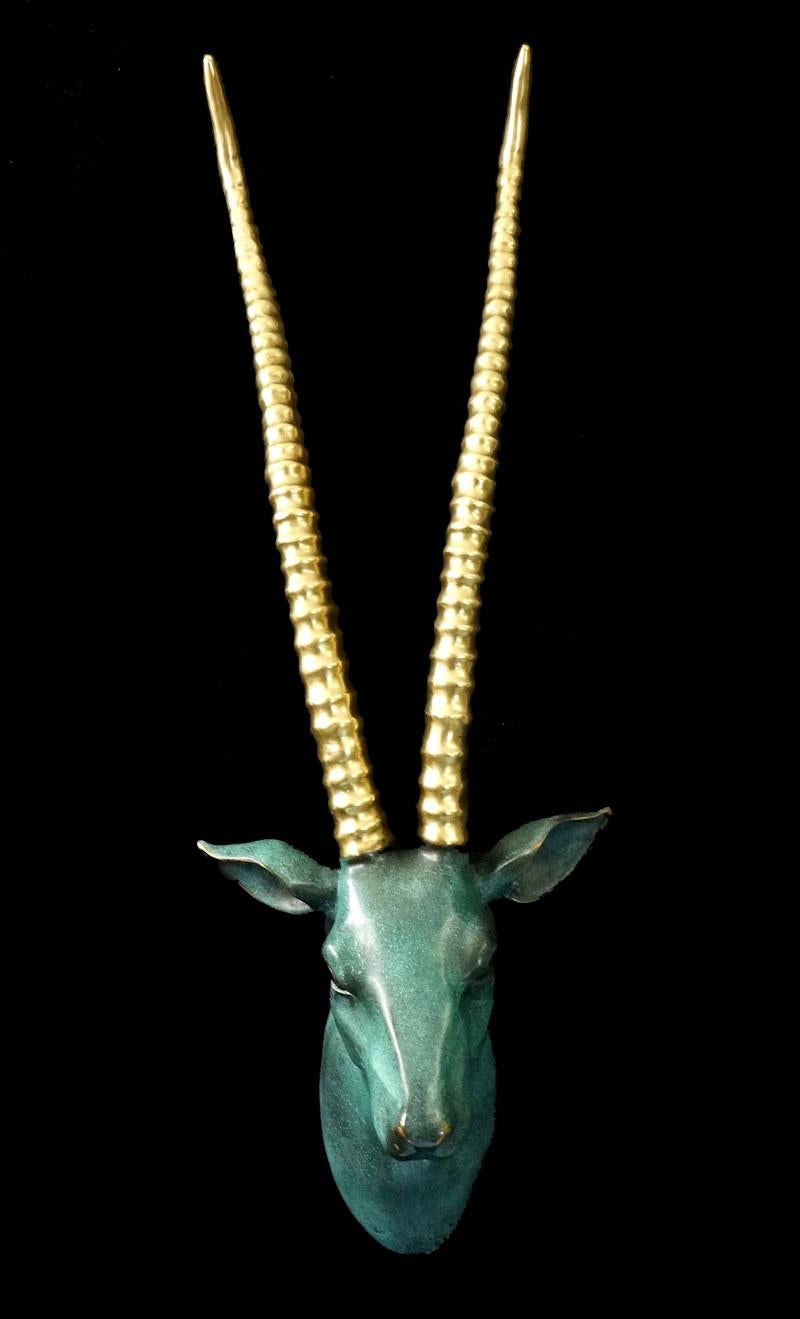 Sculpture animalière représentant un buste de gazelle en bronze patiné et doré, 20e siècle.

Sculpture contemporaine d'un buste de gazelle en bronze patiné et doré, sculpture animalière du 20ème siècle.
h : 67cm, l : 24.5cm, p : 20.5cm