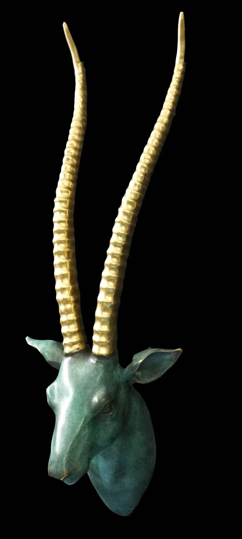Mid-Century Modern Sculpture d'un buste de gazelle en bronze patiné et doré, 20e siècle. en vente
