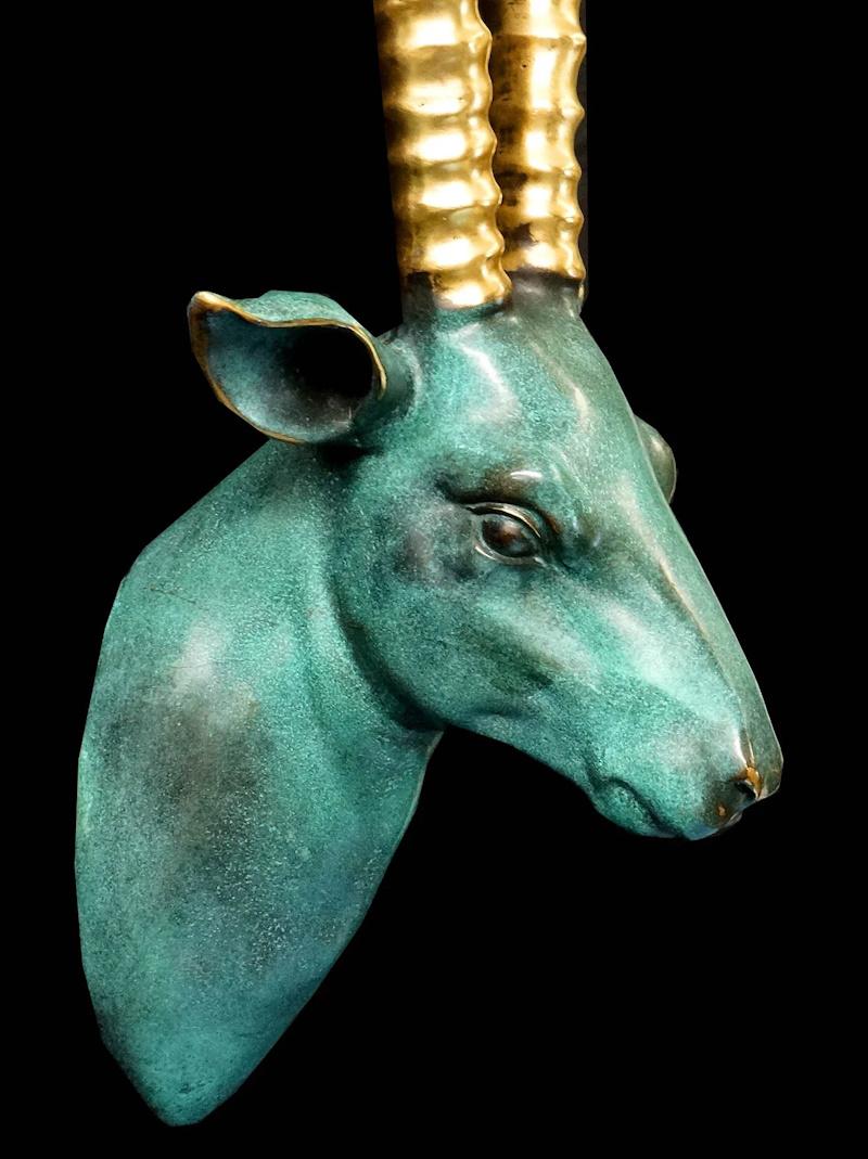 Français Sculpture d'un buste de gazelle en bronze patiné et doré, 20e siècle. en vente