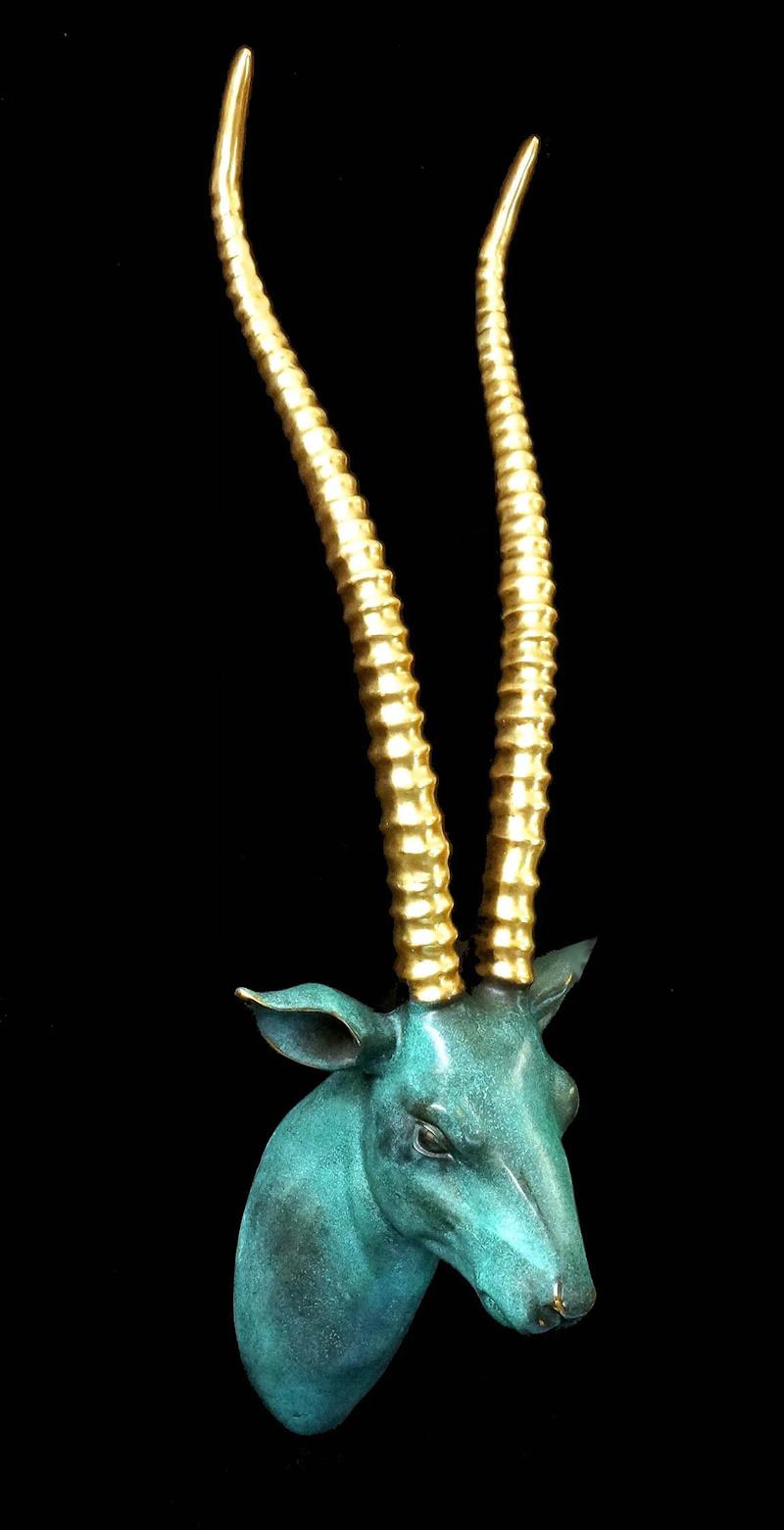 Doré Sculpture d'un buste de gazelle en bronze patiné et doré, 20e siècle. en vente
