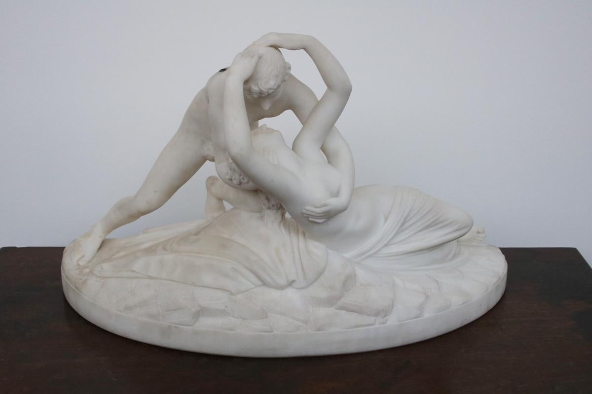 Skulptur der Psyche, wiederbelebt von Amors Kissen (Neoklassisch) im Angebot