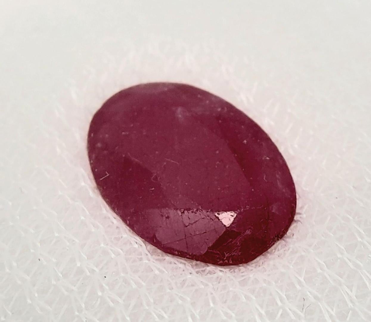 Un rubino di Birmania raro e naturale da 3,88 carati, con taglio ovale sfaccettato. Viene fornito con il certificato AIG.
Rubino Nature Myanmar.