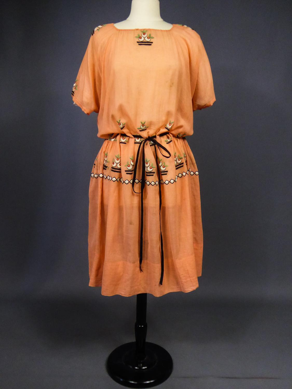 Ein Chiffonkleid am Meer im Stil von Atelier Martine/ Paul Poiret, um 1920 im Zustand „Gut“ im Angebot in Toulon, FR