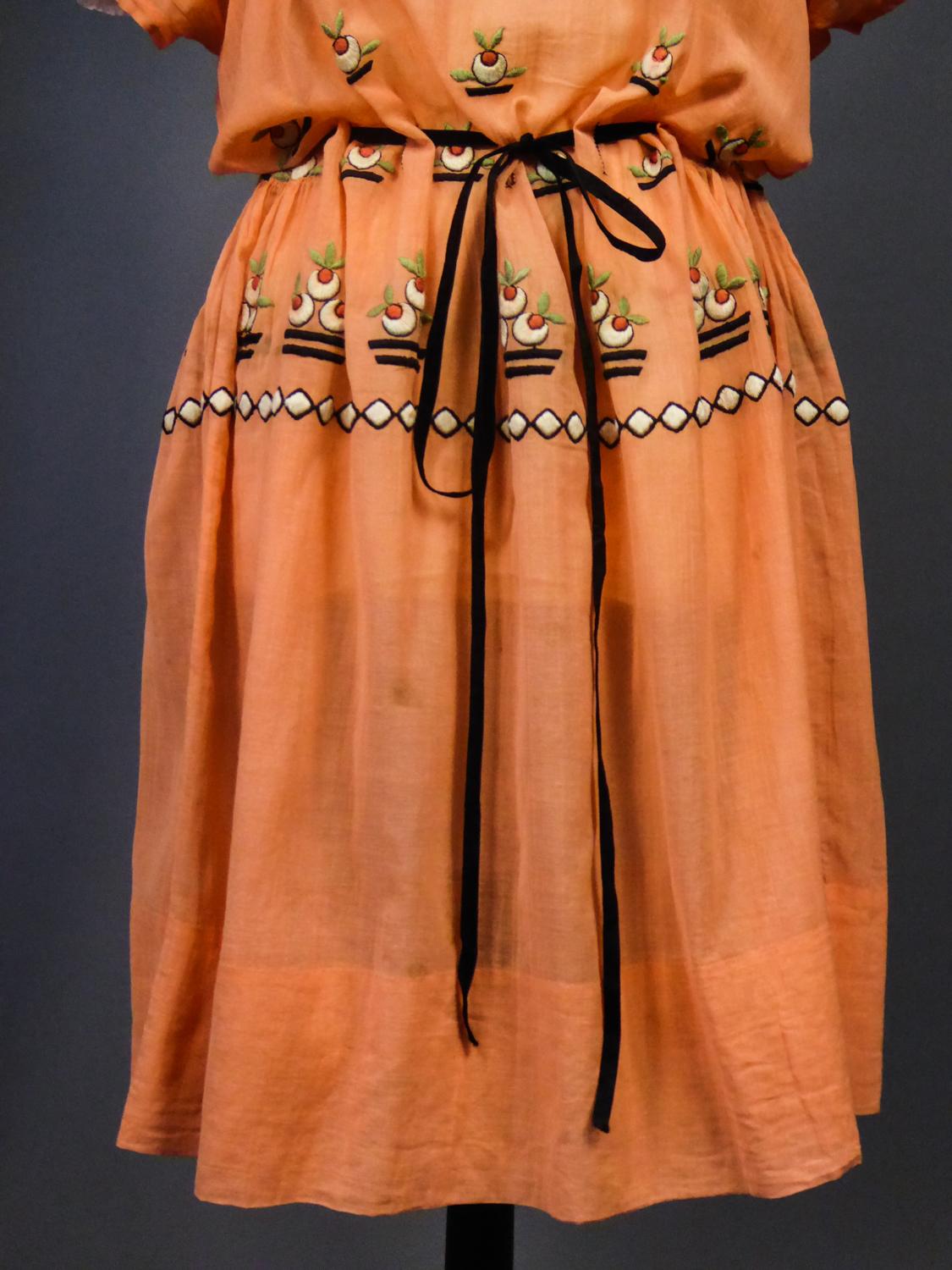 A Seaside Embroidered Cotton Dress in the style of Atelier Martine Circa 1920 In Good Condition For Sale In Toulon, FR