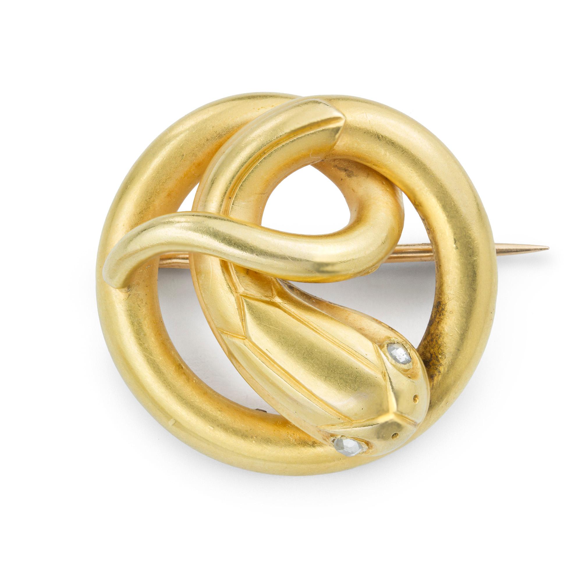 Broche serpent en or jaune et diamants du Second Empire, en forme de serpent entrelacé, la tête avec des yeux sertis de diamants taillés en rose, le tout dans une monture en or jaune 18 carats, avec une épingle à broche au dos portant des marques