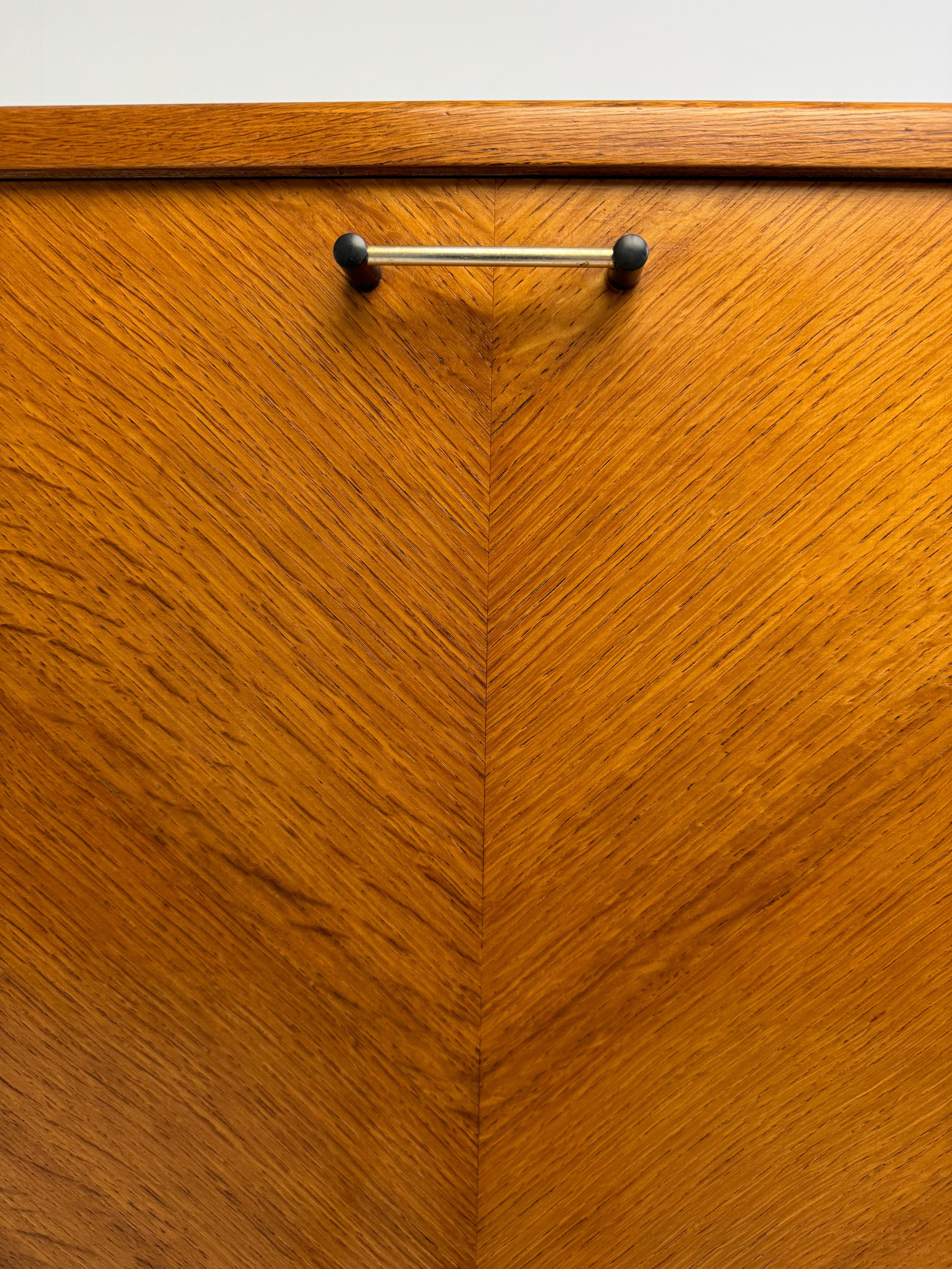 Secreter francés de roble con frente de parquet y tres cajones, Francia Años 50 3