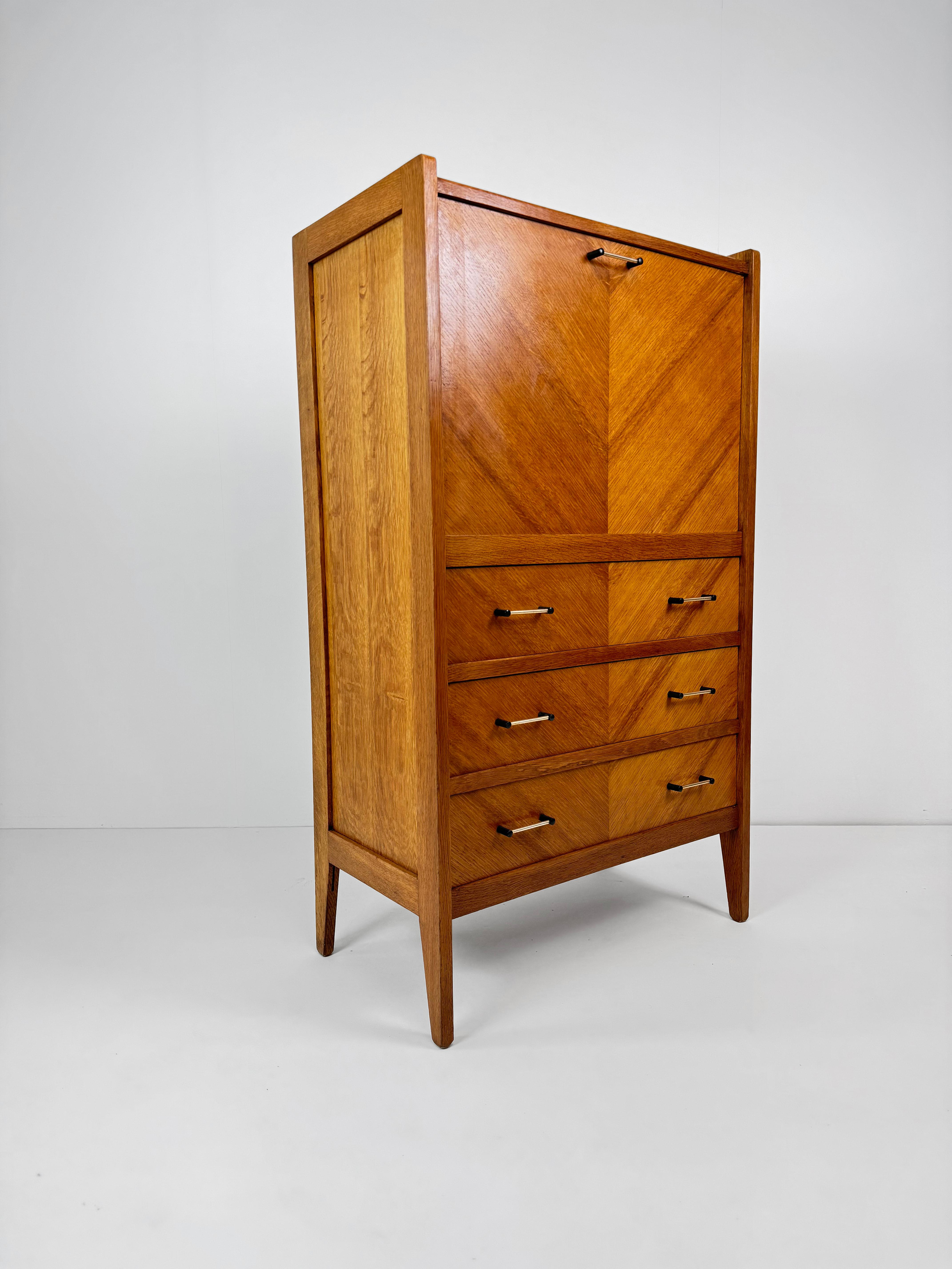 Este precioso secreter francés data de los años 50 y está fabricado en madera de roble de alta calidad. El intrincado frontal de parqué añade un toque de elegancia y sofisticación a esta pieza, convirtiéndola en un complemento destacado para