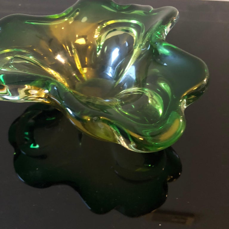 Hand-Crafted 1970s Seguso Mid-Century Modern Sommerso Green and Yellow Murano Glass Bowl