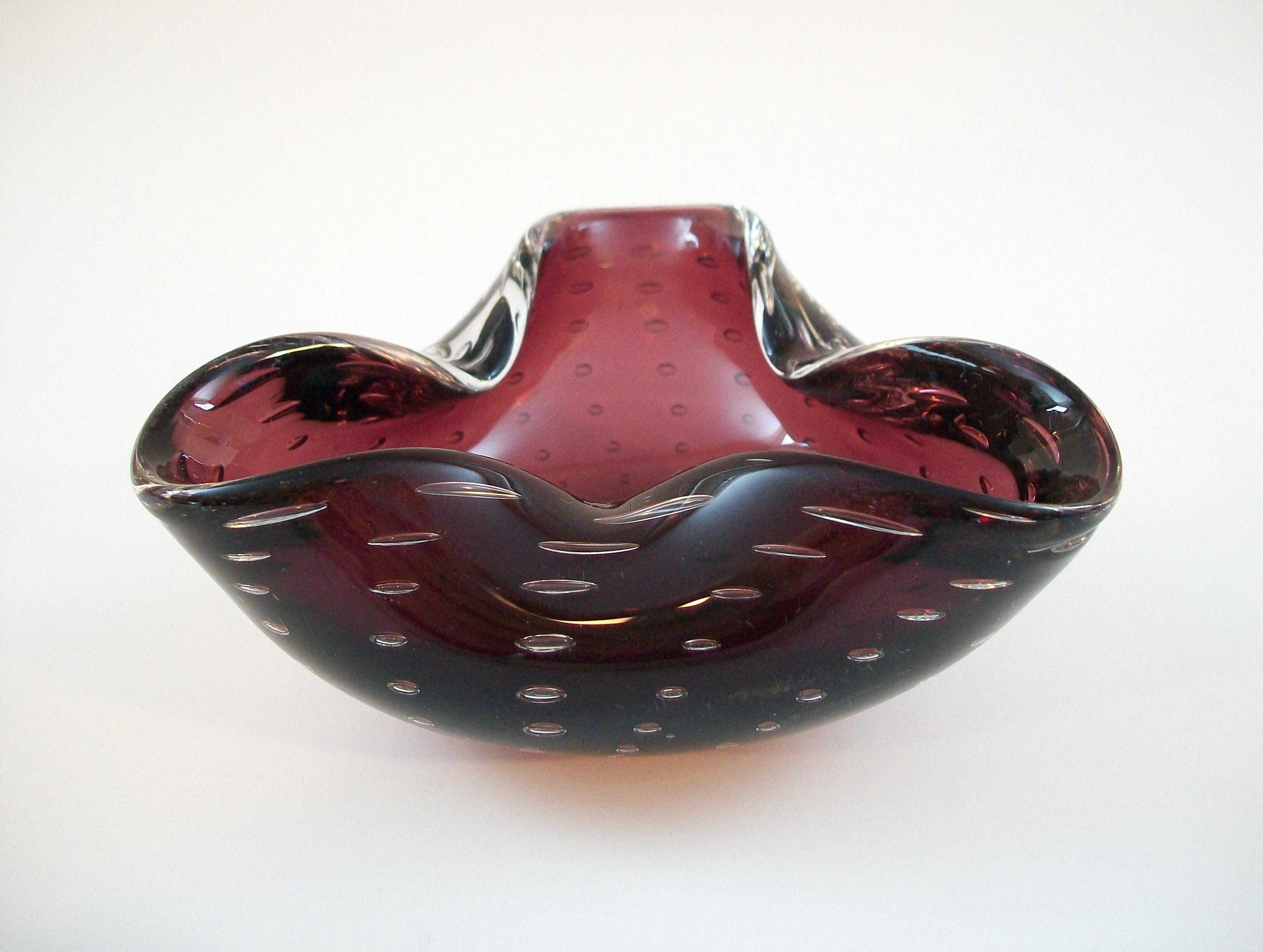 A. SEGUSO - Murano Controlled Bubble Amethyst Glass Ashtray - Italy - C.1960's In Good Condition For Sale In Chatham, ON
