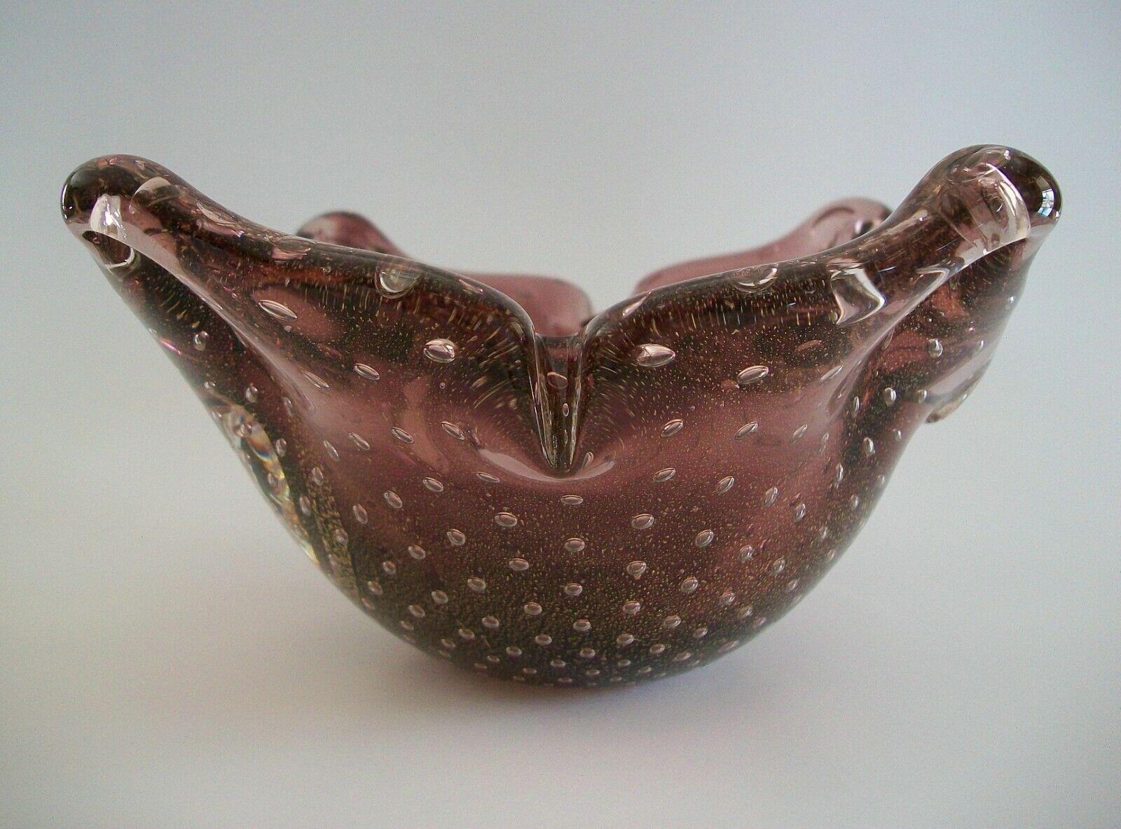 Hand-Crafted A. Seguso, Murano Controlled Bubble Amethyst Glass Bowl, Italy, Circa 1960's For Sale