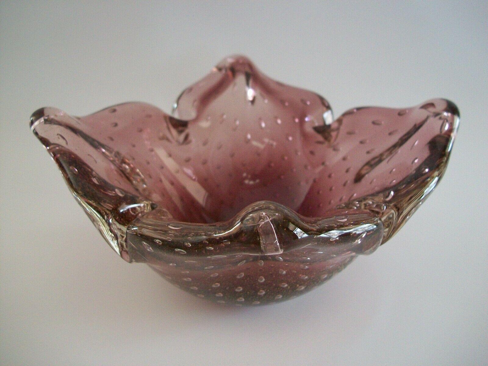 A. Seguso, Murano Controlled Bubble Amethyst Glass Bowl, Italy, Circa 1960's In Good Condition For Sale In Chatham, ON