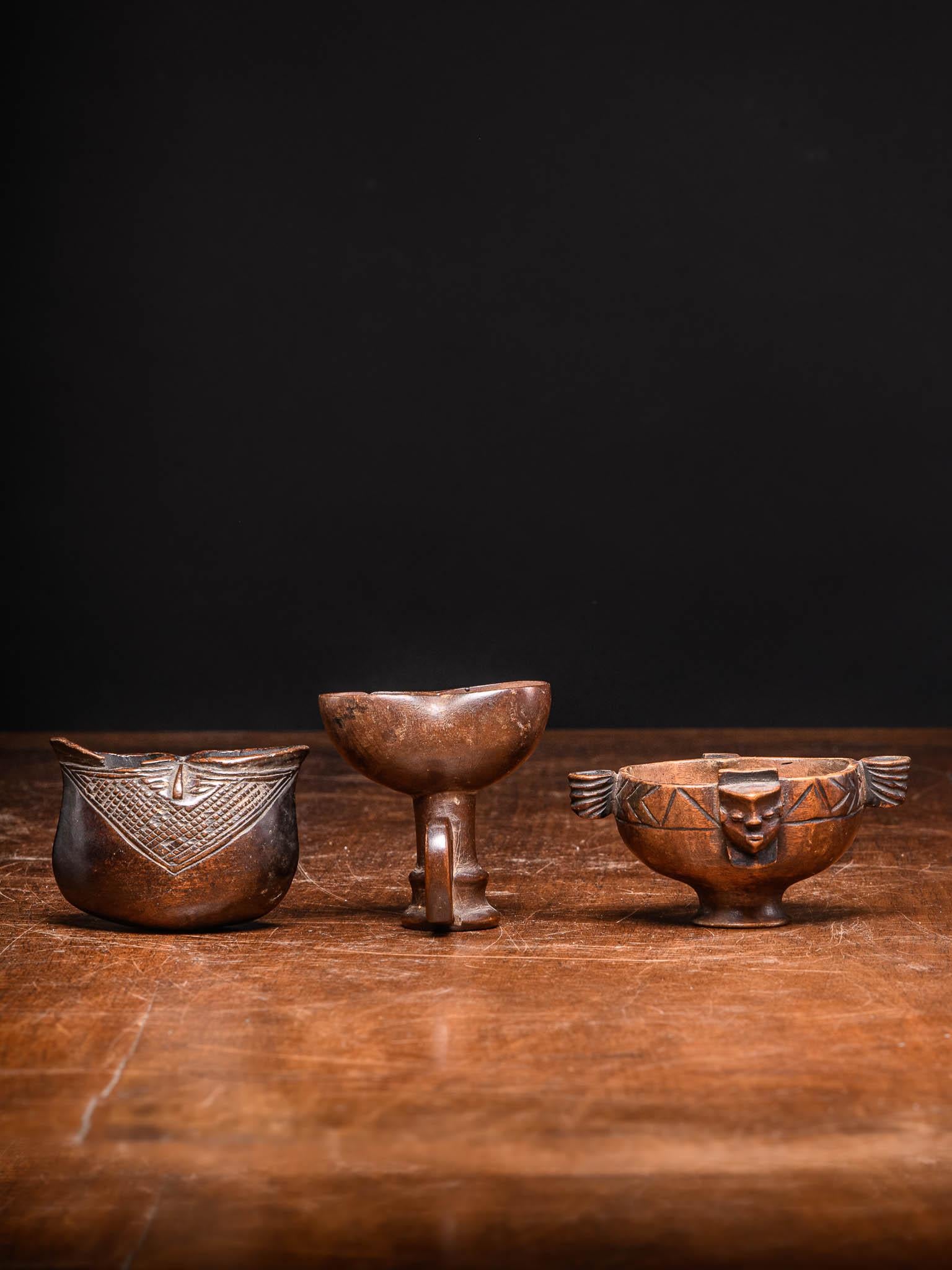 Auswahl von drei Yaka/Suku Monocyclischen Zeremoniellen-Getränkebechern, DRC (20. Jahrhundert) im Angebot