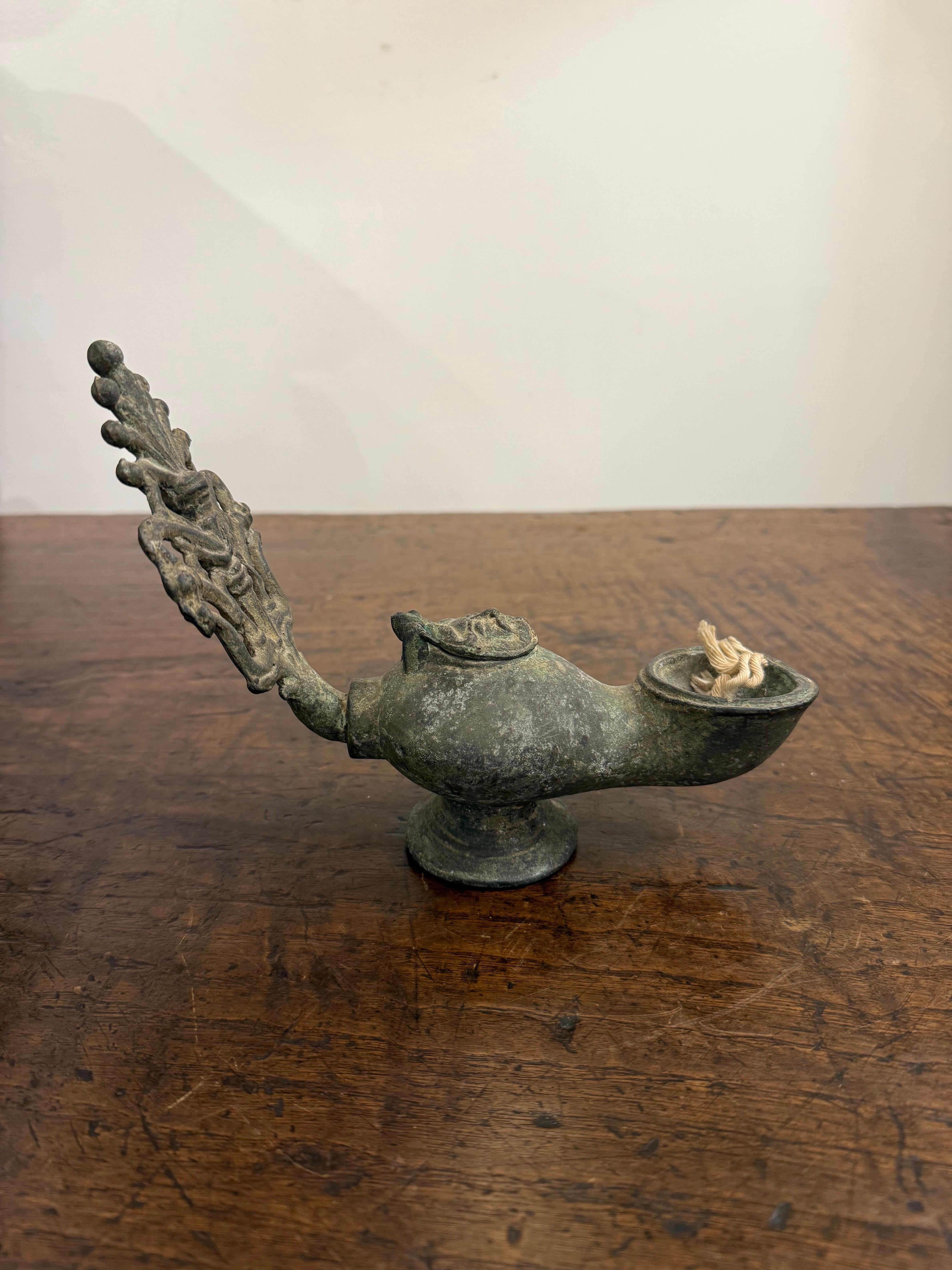 Lampada a olio in bronzo selgiuchide, 12/13° secolo in vendita 3