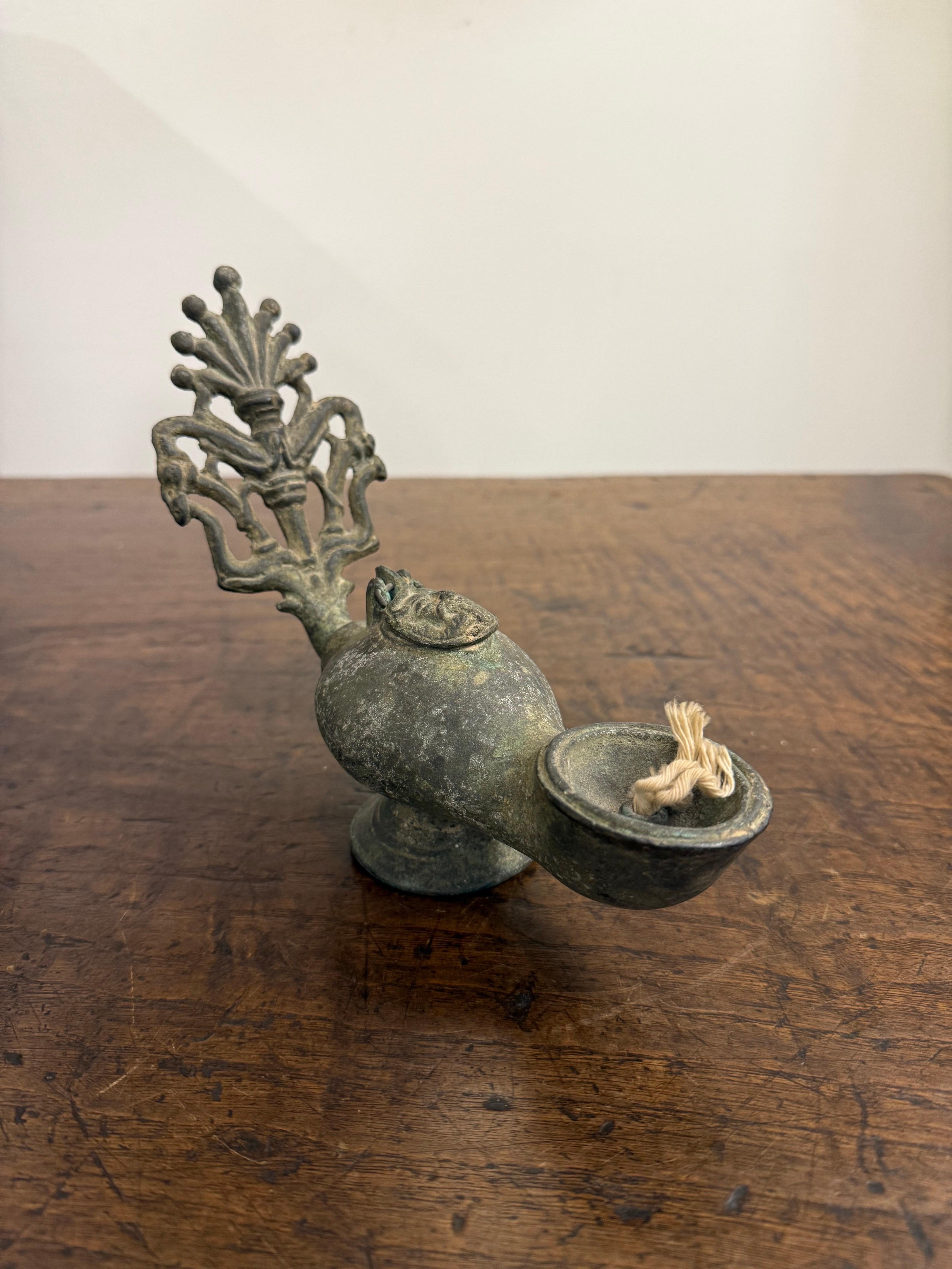 Lampada a olio in bronzo selgiuchide, 12/13° secolo in vendita 4