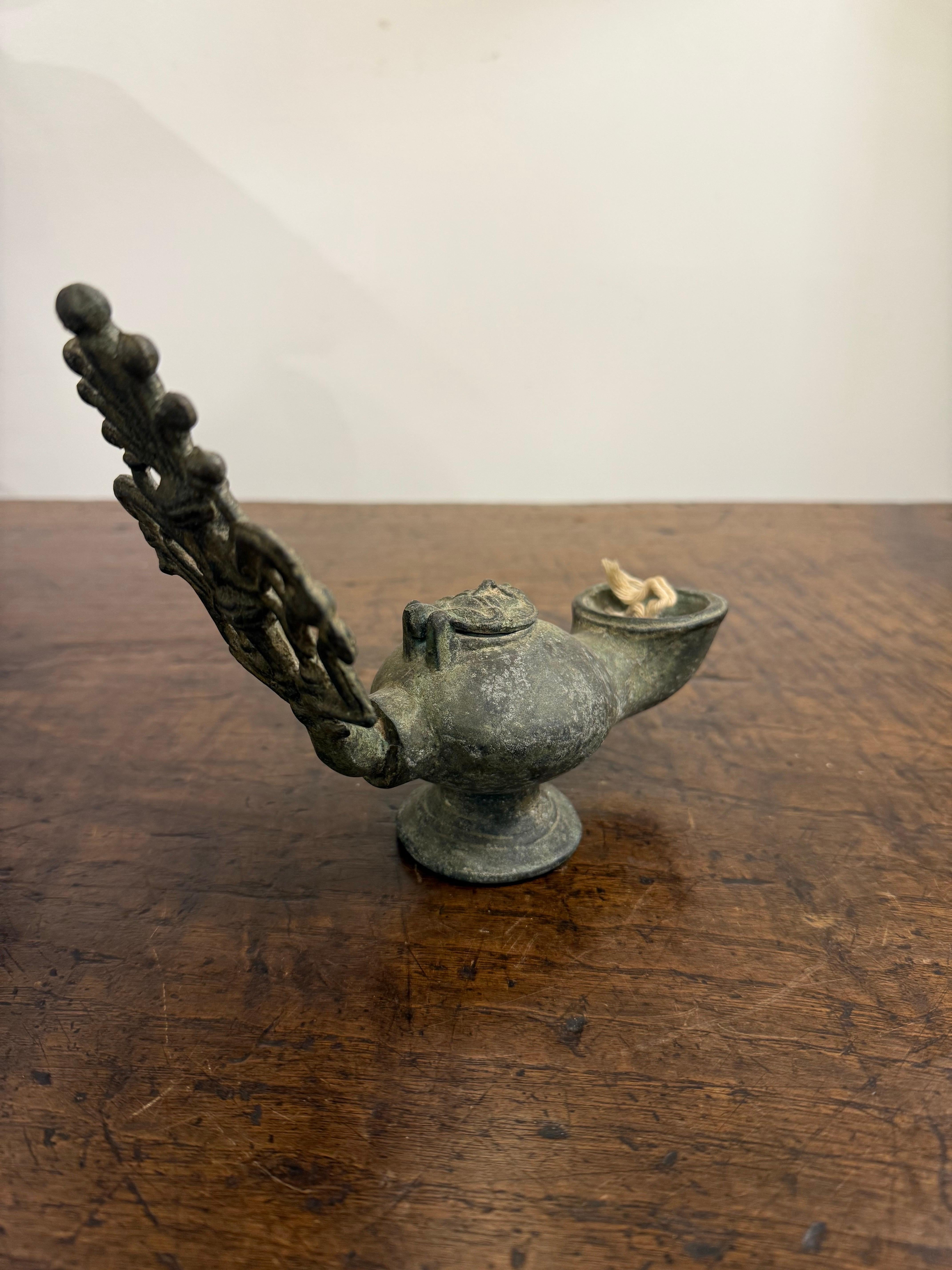 Lampada a olio in bronzo selgiuchide, 12/13° secolo in vendita 5