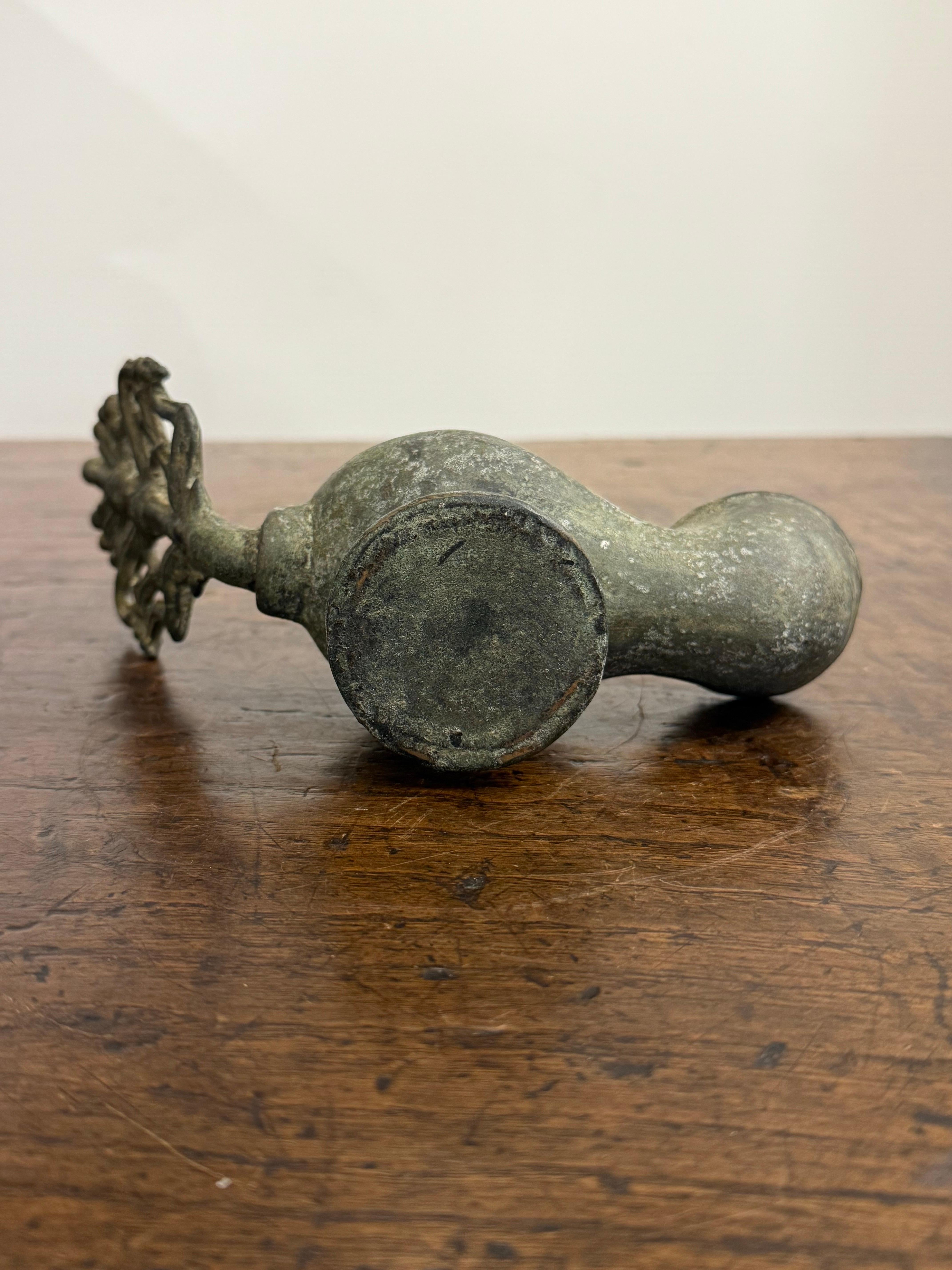 Fino al XVIII secolo Lampada a olio in bronzo selgiuchide, 12/13° secolo in vendita