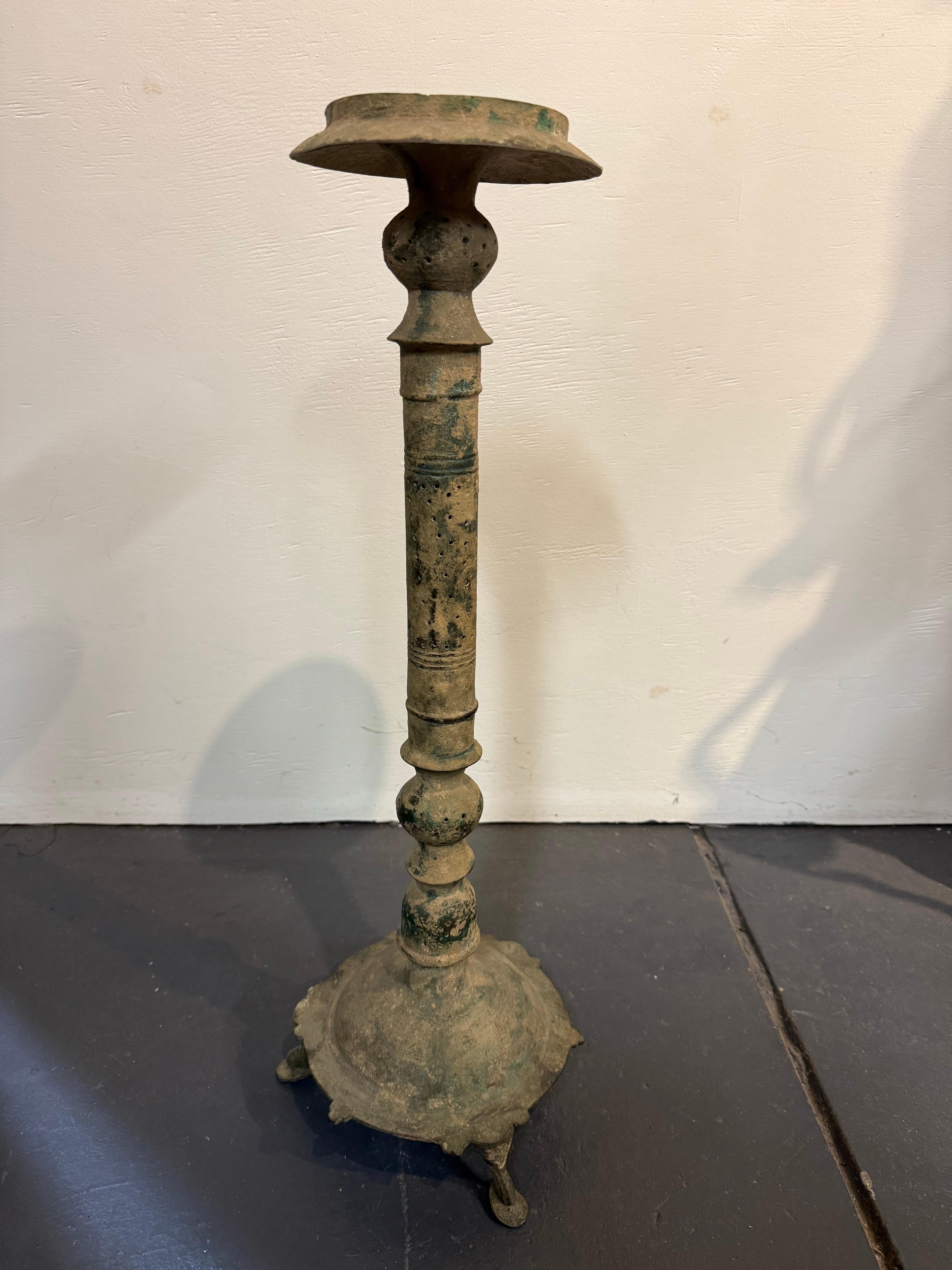 Base per lampada a olio in bronzo selgiuchide, XII-XIII secolo in vendita 2