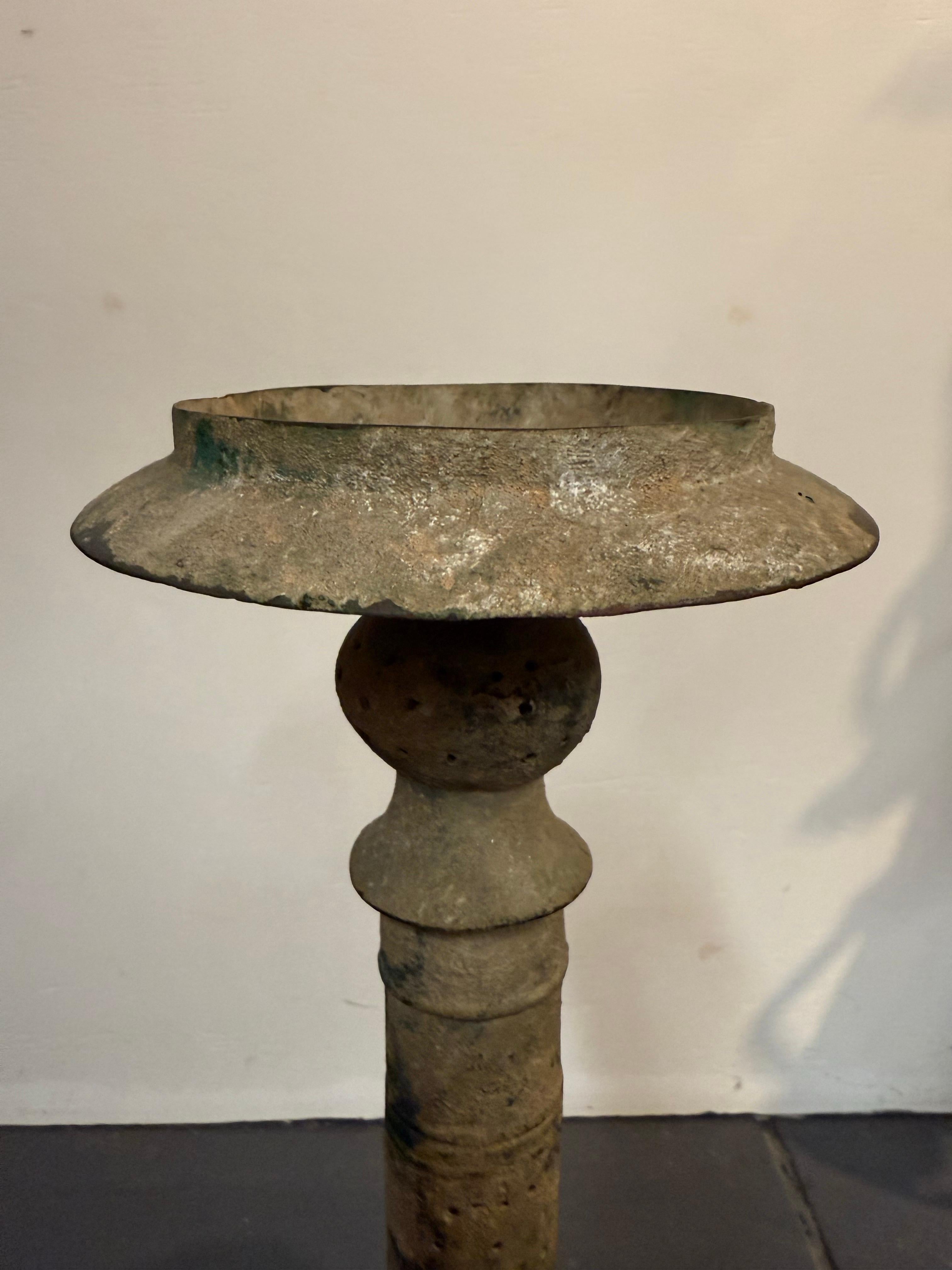 Base per lampada a olio in bronzo selgiuchide, XII-XIII secolo in vendita 3