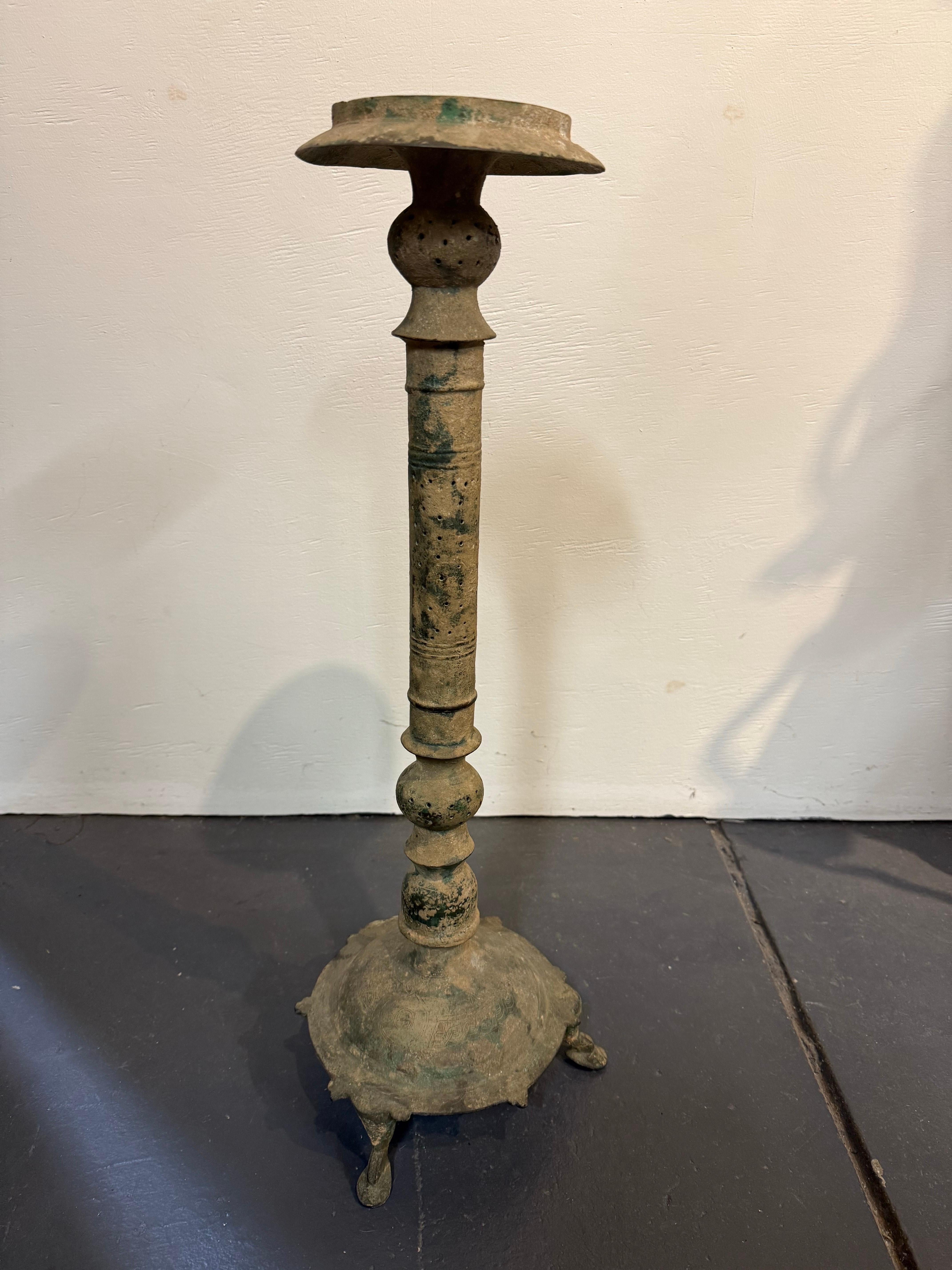 Base per lampada a olio in bronzo selgiuchide, XII-XIII secolo in vendita 4