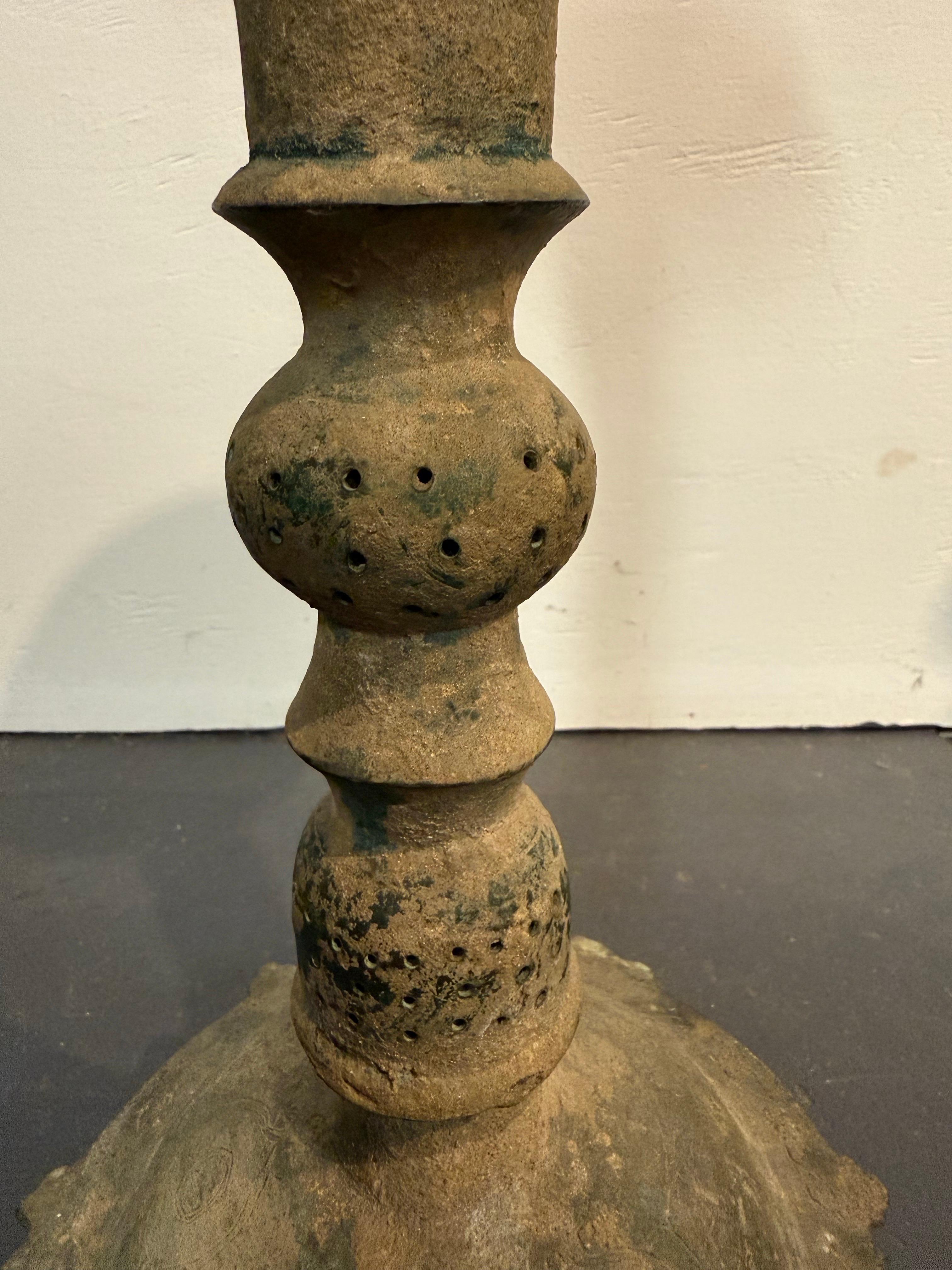 Base per lampada a olio in bronzo selgiuchide, XII-XIII secolo
un cavalletto a treppiede con piedi a zoccolo stilizzati.

Provenienza: Collezione privata australiana.

Dimensioni:
Altezza: 62,5 cm.
Diametro: 22 cm.