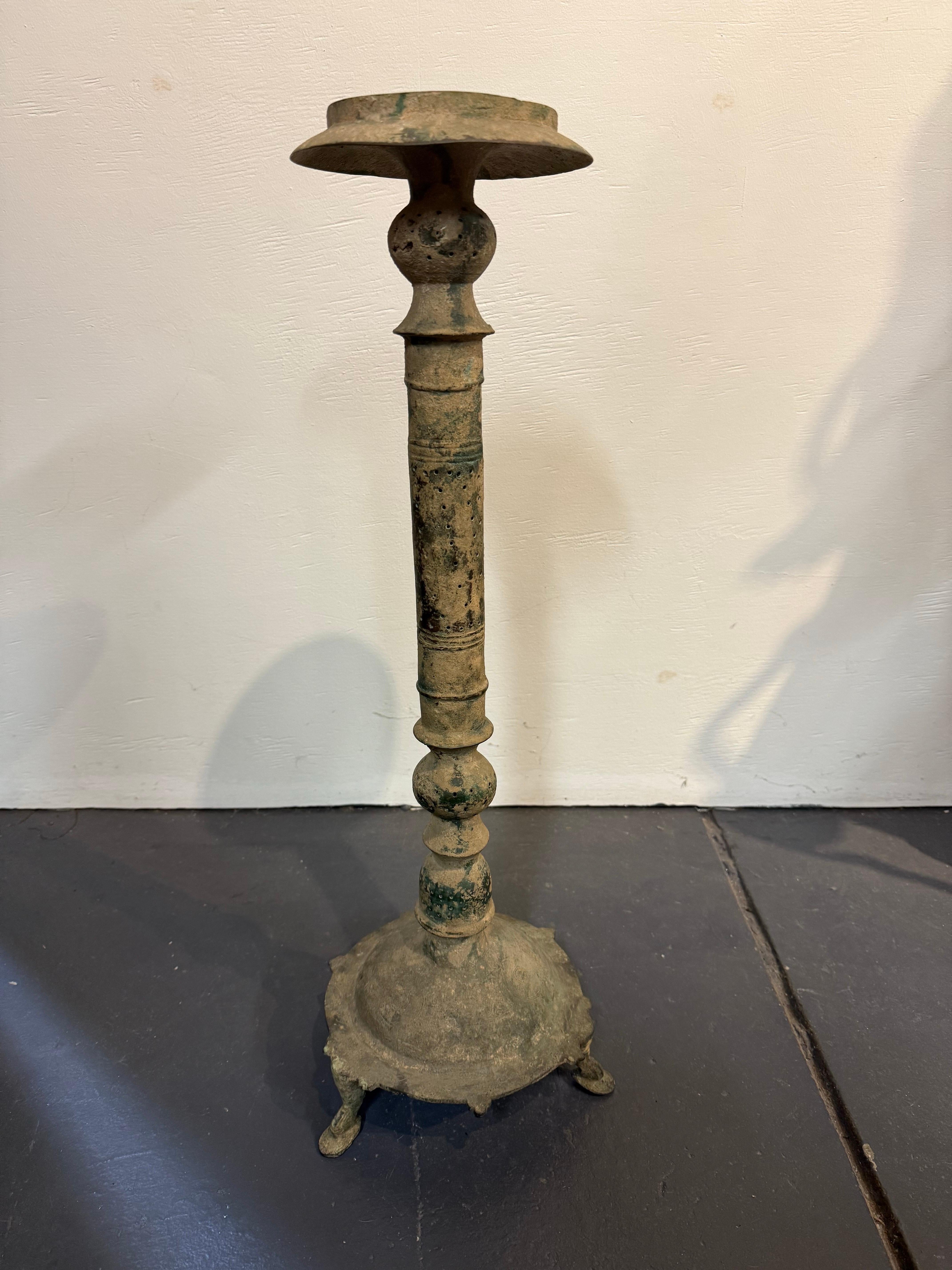 Medievale Base per lampada a olio in bronzo selgiuchide, XII-XIII secolo in vendita