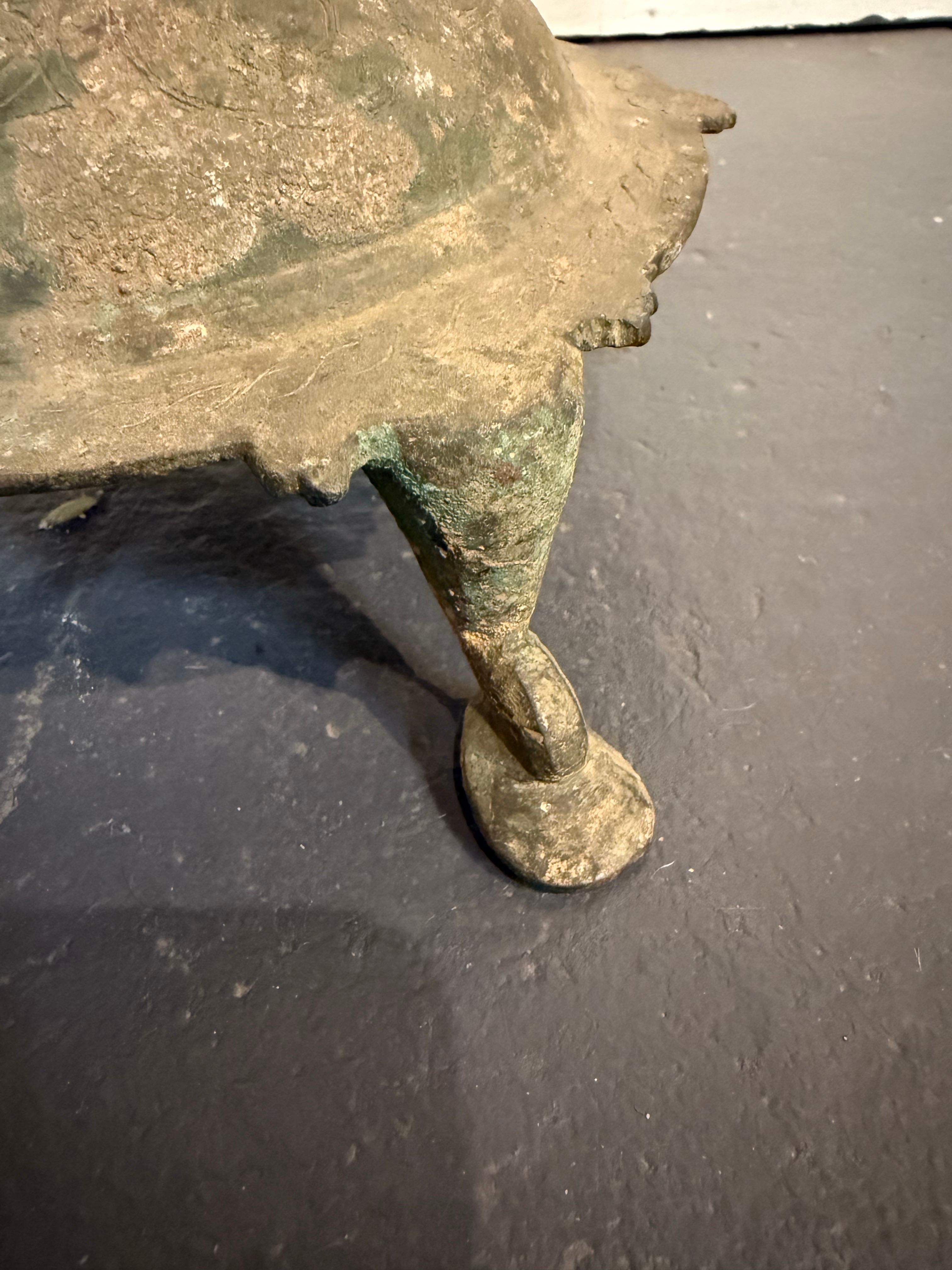 Centroasiatico Base per lampada a olio in bronzo selgiuchide, XII-XIII secolo in vendita