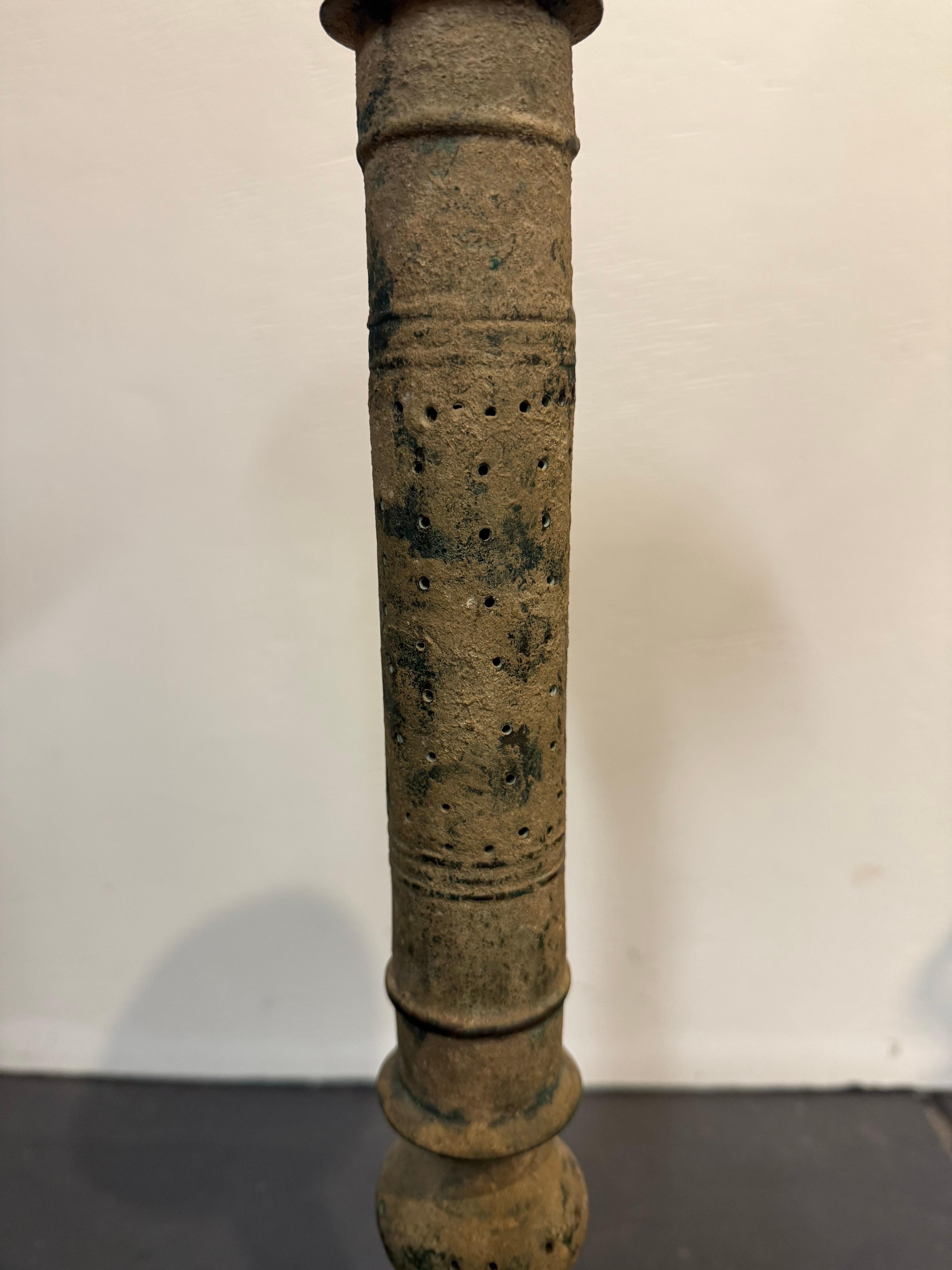 Base per lampada a olio in bronzo selgiuchide, XII-XIII secolo In condizioni buone in vendita a ARMADALE, VIC