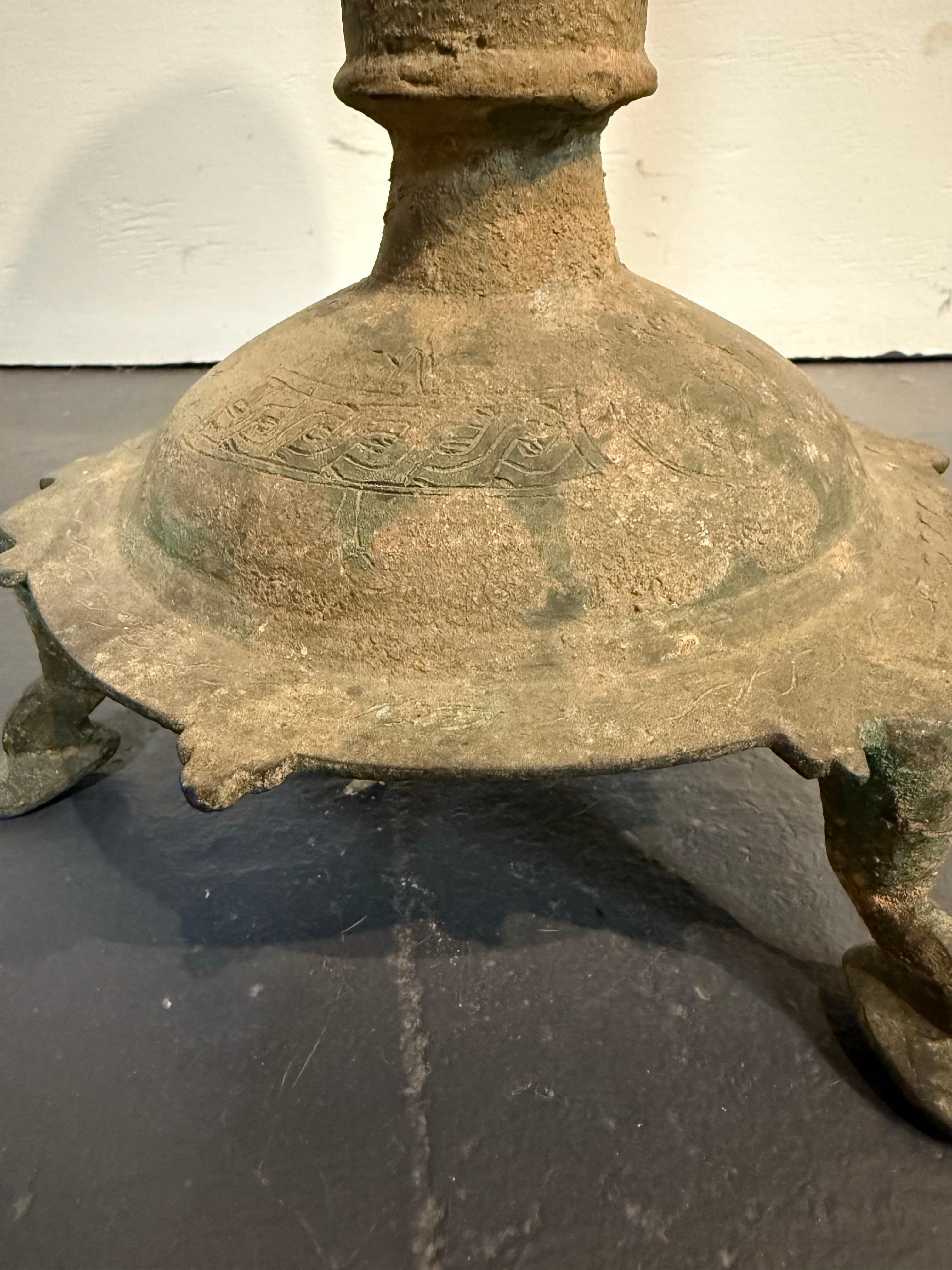 Fino al XVIII secolo Base per lampada a olio in bronzo selgiuchide, XII-XIII secolo in vendita