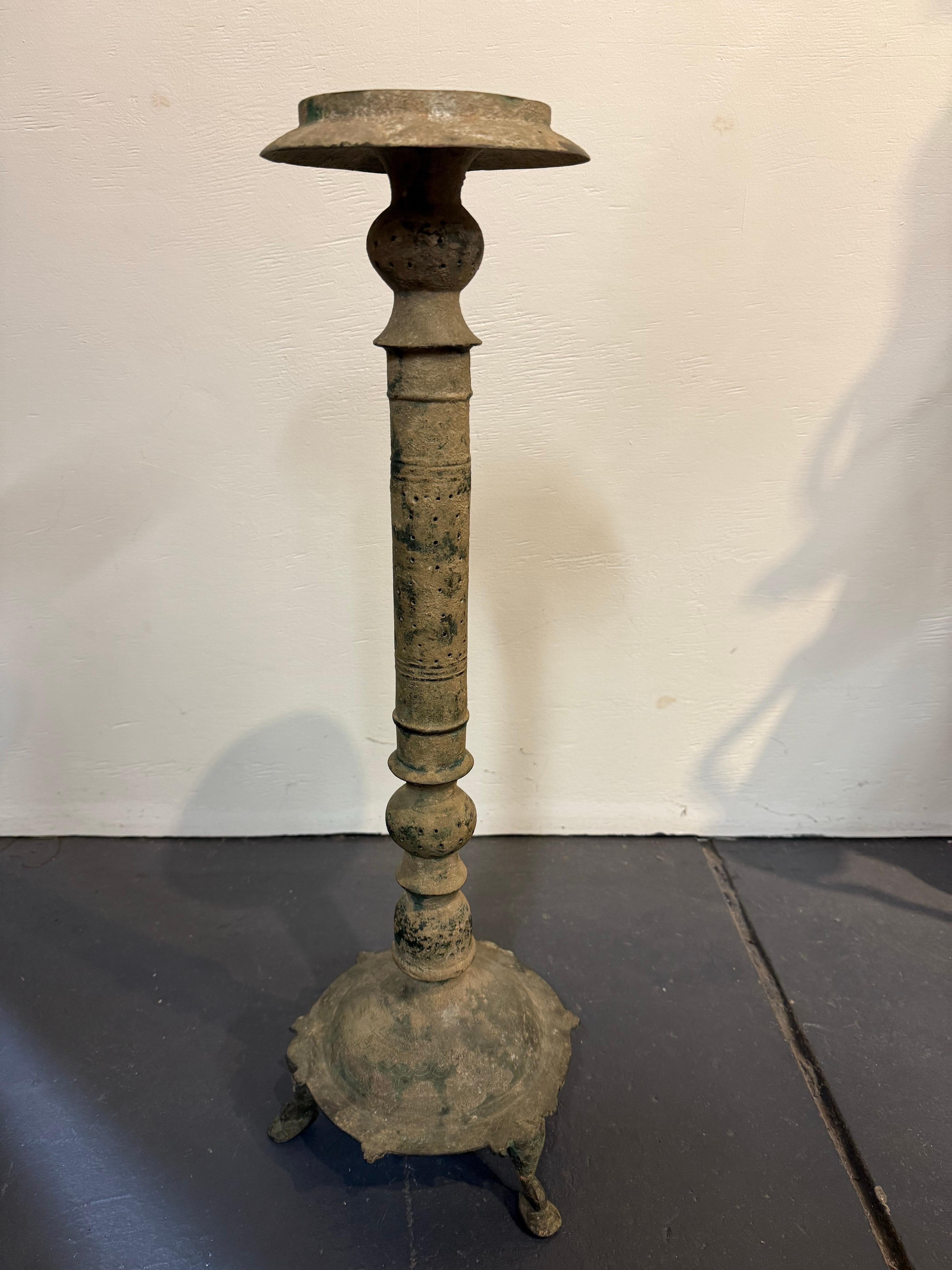 Bronzo Base per lampada a olio in bronzo selgiuchide, XII-XIII secolo in vendita