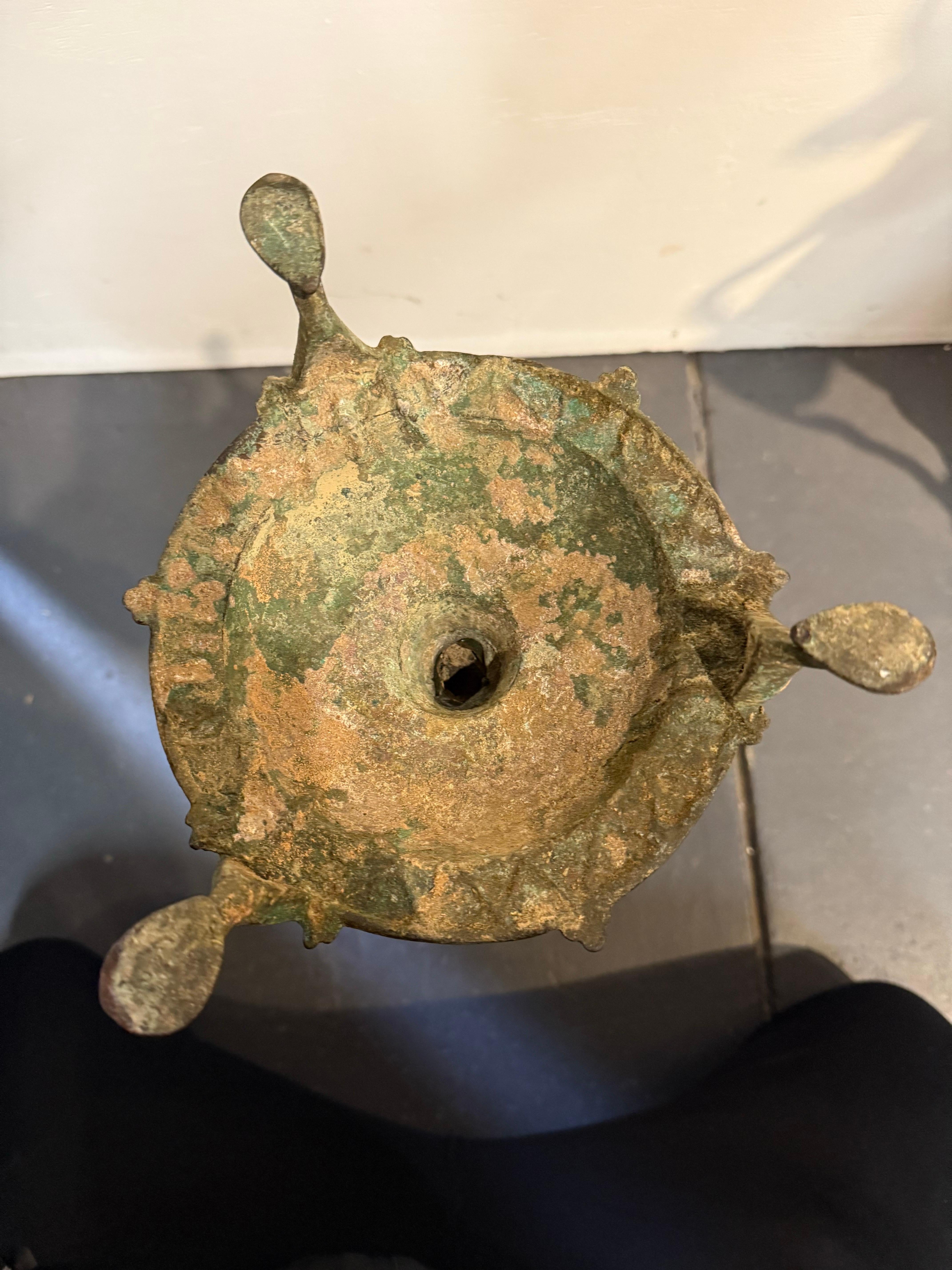 Base per lampada a olio in bronzo selgiuchide, XII-XIII secolo in vendita 1