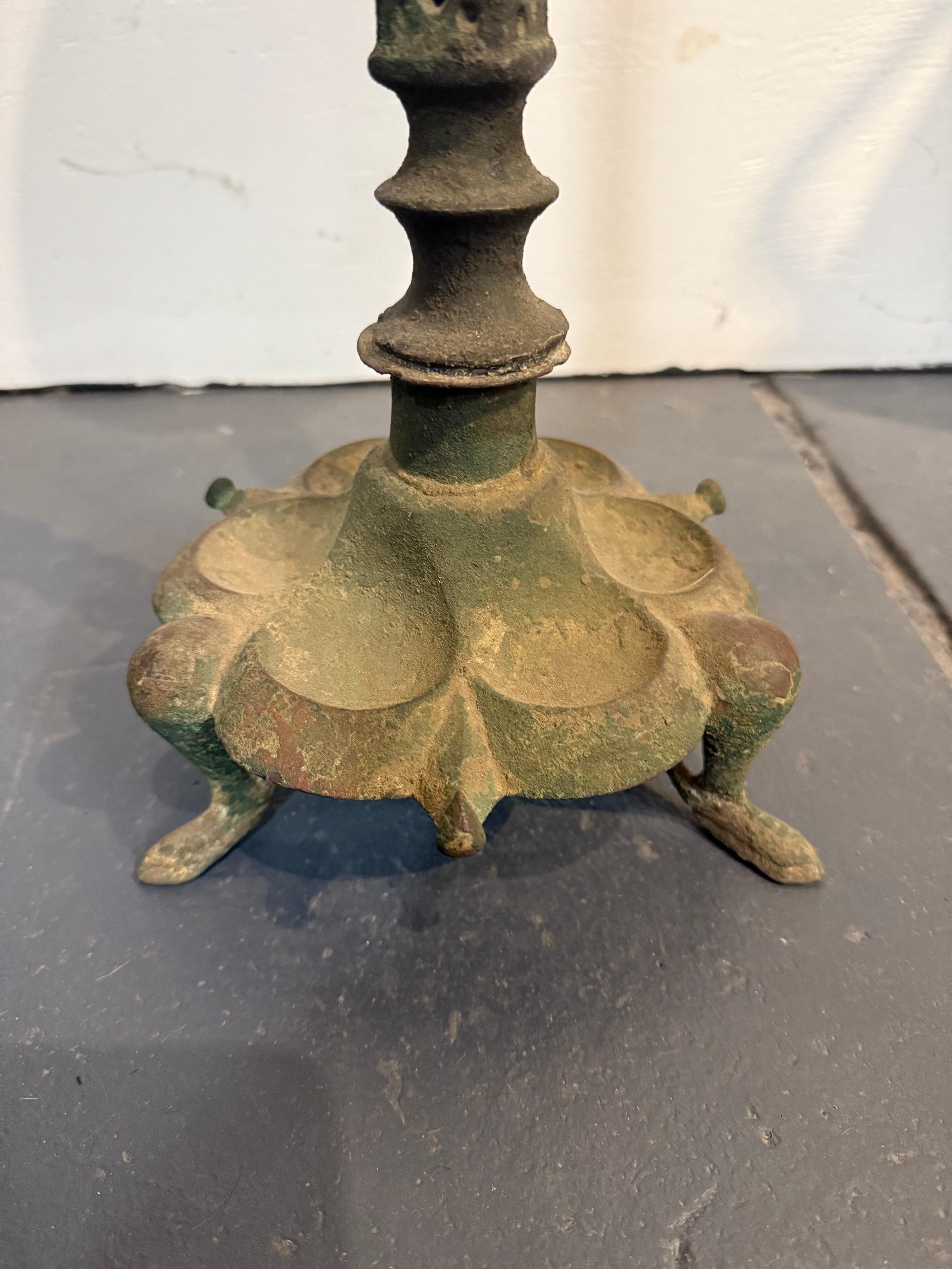 Lampada a olio in bronzo selgiuchide con base, 12/13° secolo in vendita 2