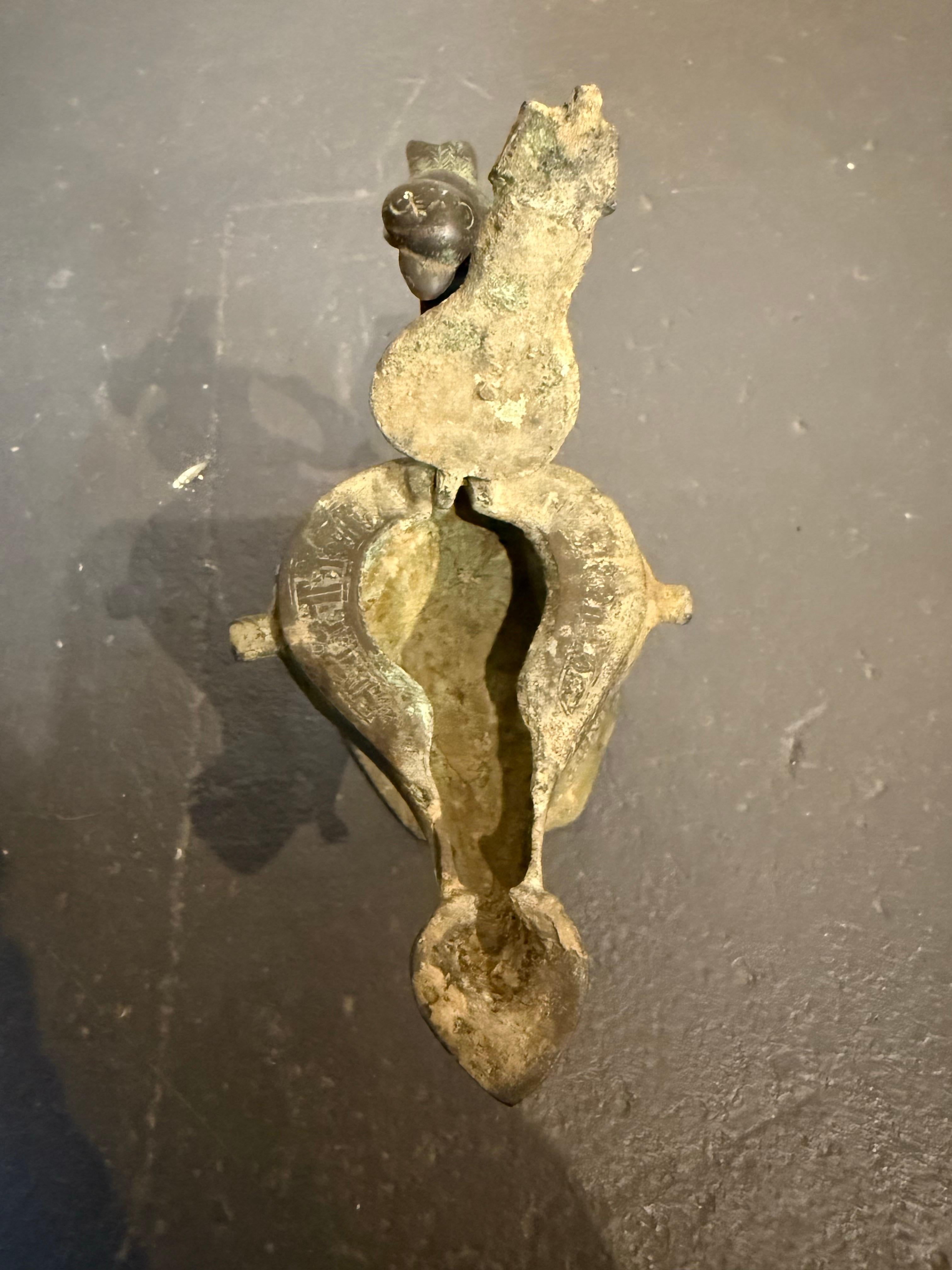 Lampada a olio in bronzo selgiuchide con base, 12/13° secolo in vendita 3