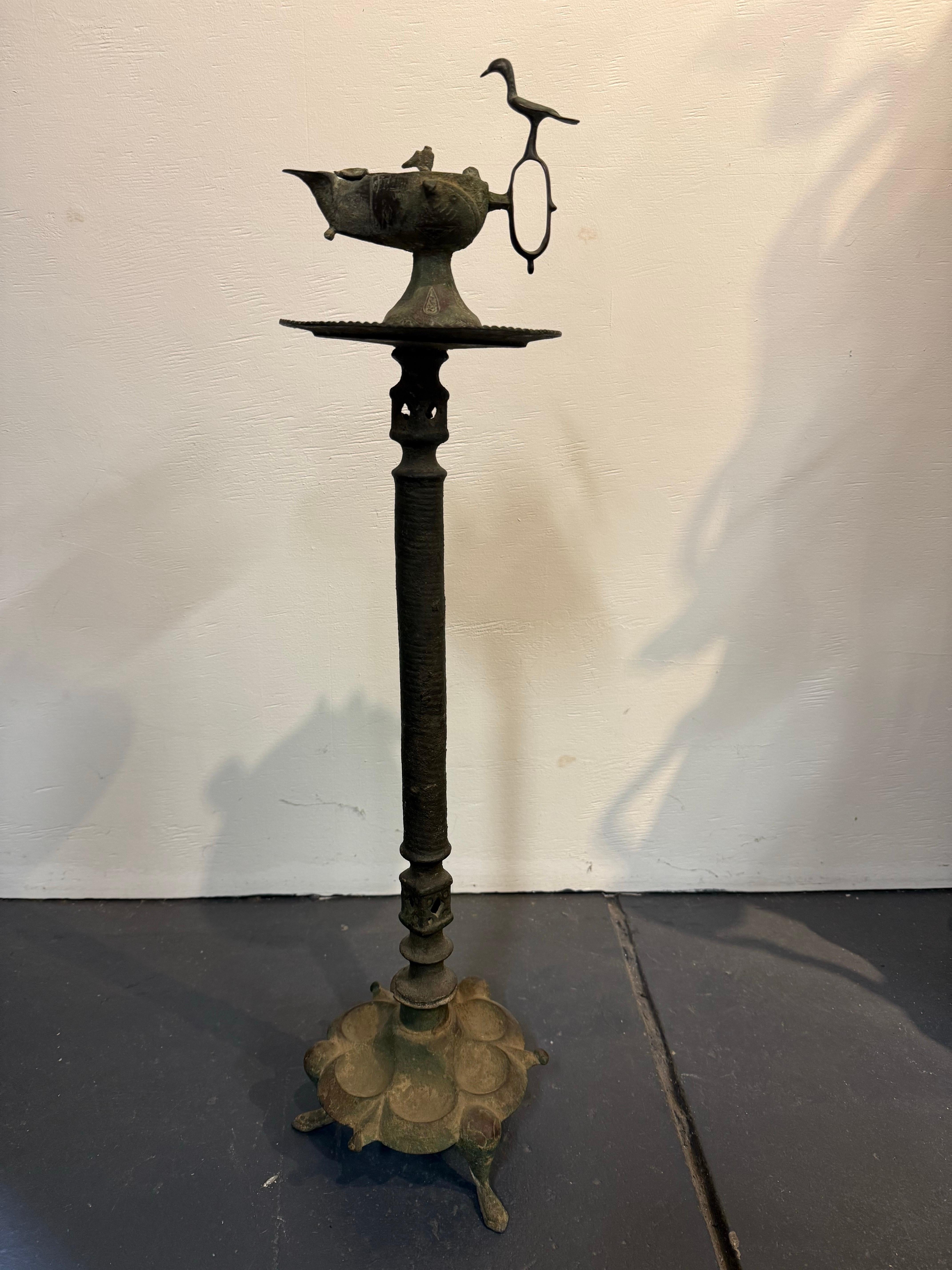 Lampada a olio in bronzo selgiuchide con base, 12/13° secolo in vendita 4