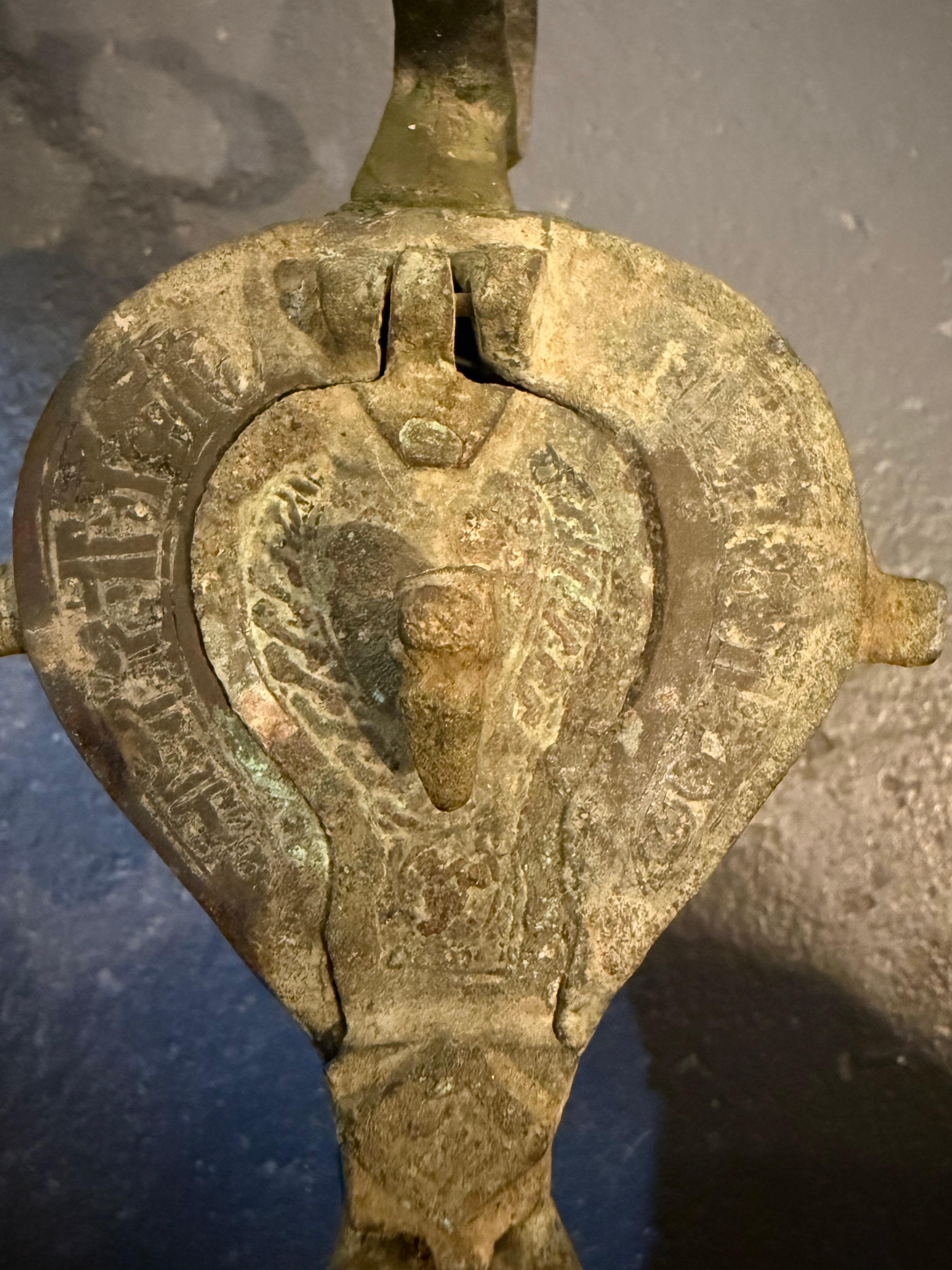 Lampada a olio in bronzo selgiuchide con base, 12/13° secolo in vendita 5