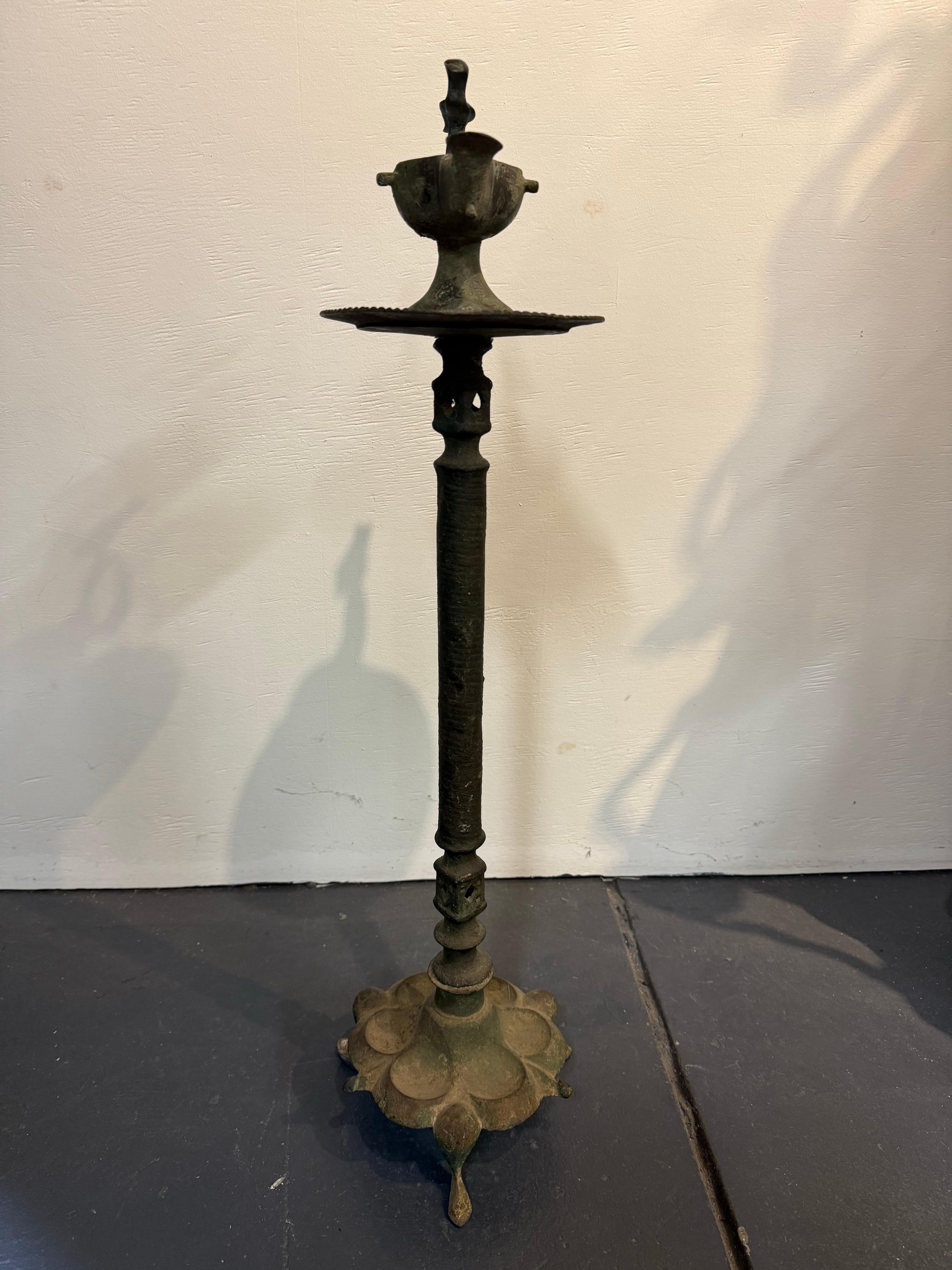 Lampada a olio in bronzo selgiuchide con base, 12/13° secolo in vendita 6