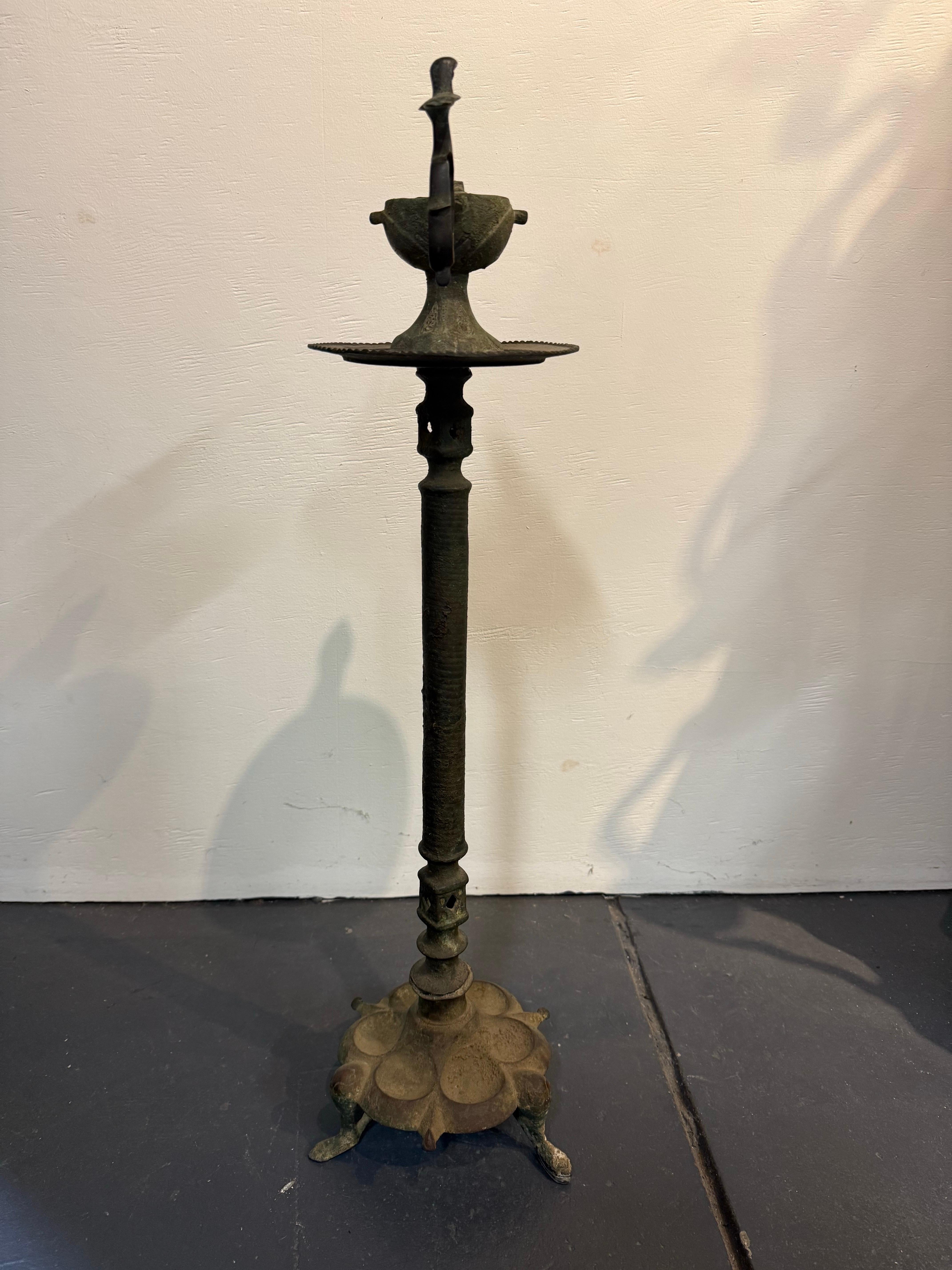 Lampada a olio in bronzo selgiuchide con base, 12/13° secolo in vendita 7