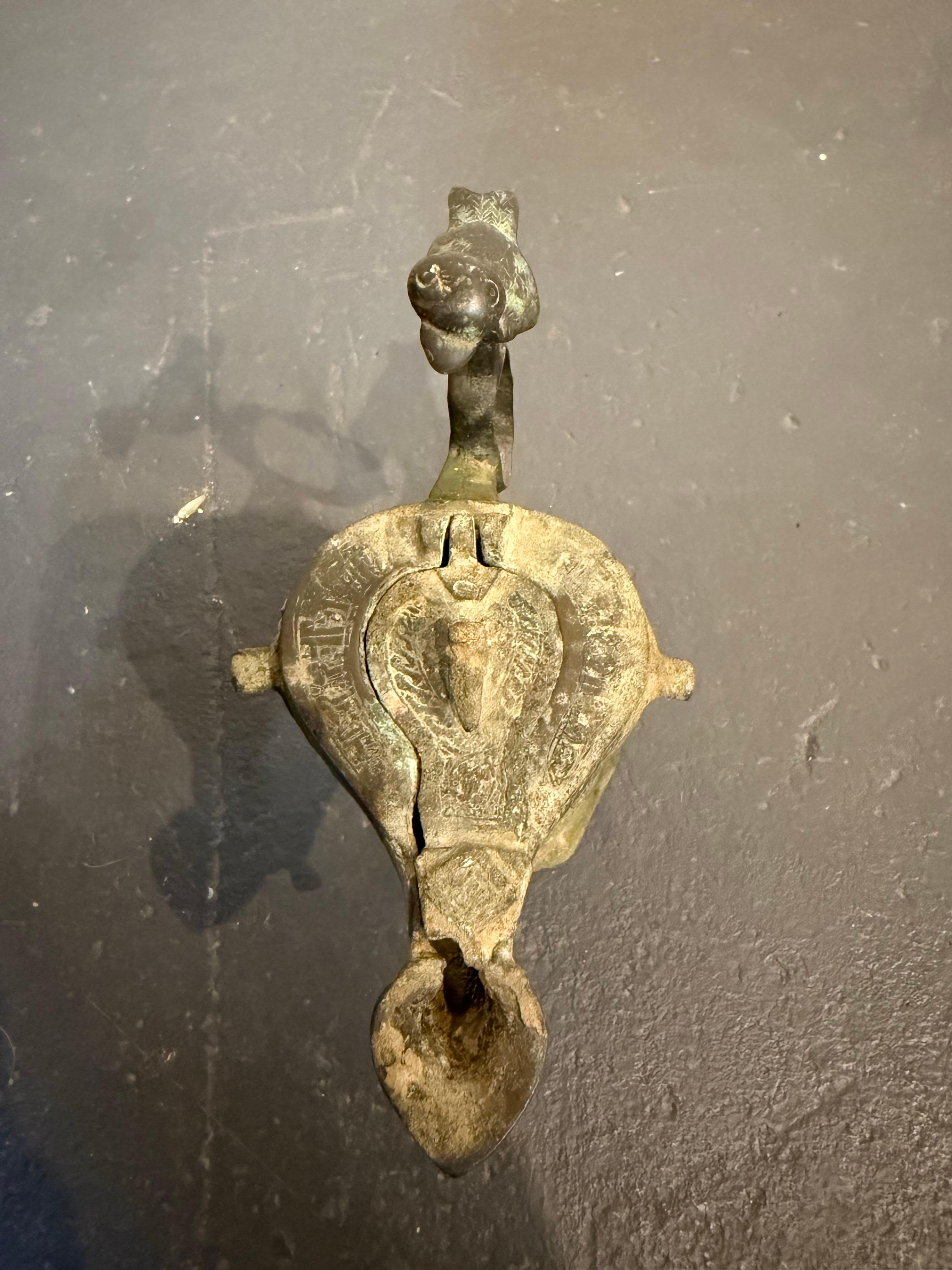 Lampada a olio in bronzo selgiuchide con base, 12/13° secolo in vendita 8