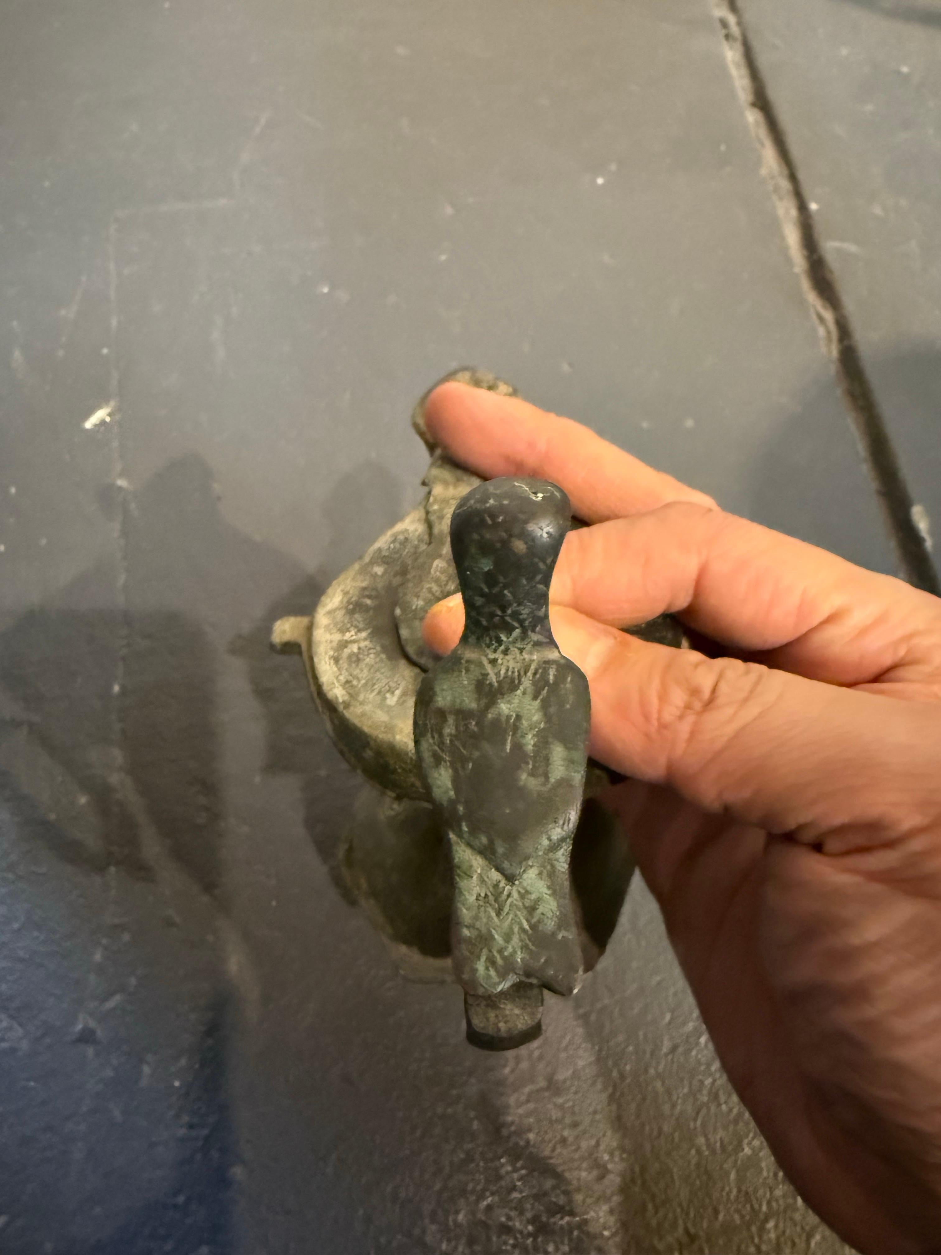 Lampada a olio in bronzo selgiuchide con base, 12/13° secolo in vendita 10