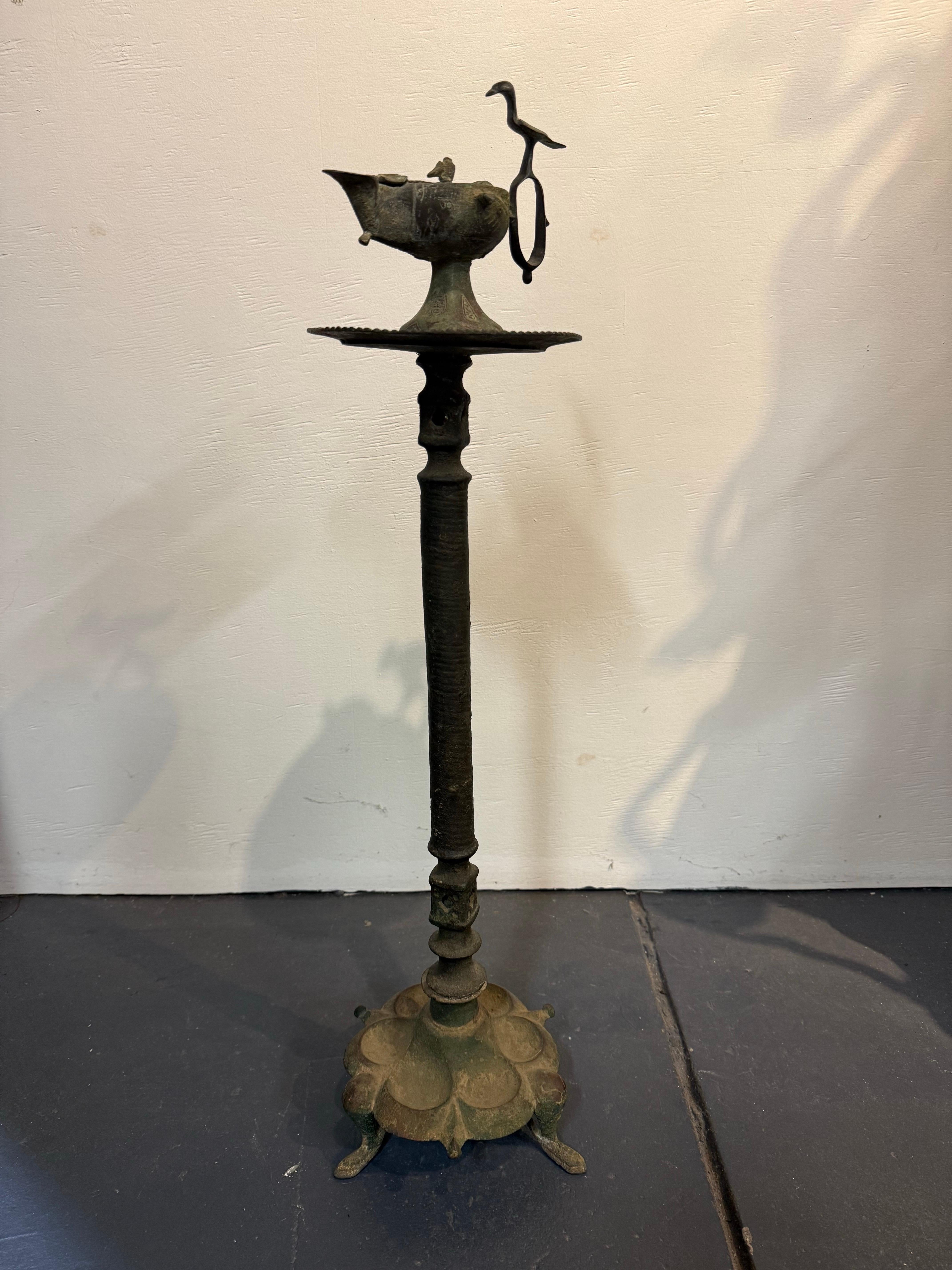 Lampada a olio in bronzo selgiuchide con base, 12/13° secolo in vendita 11