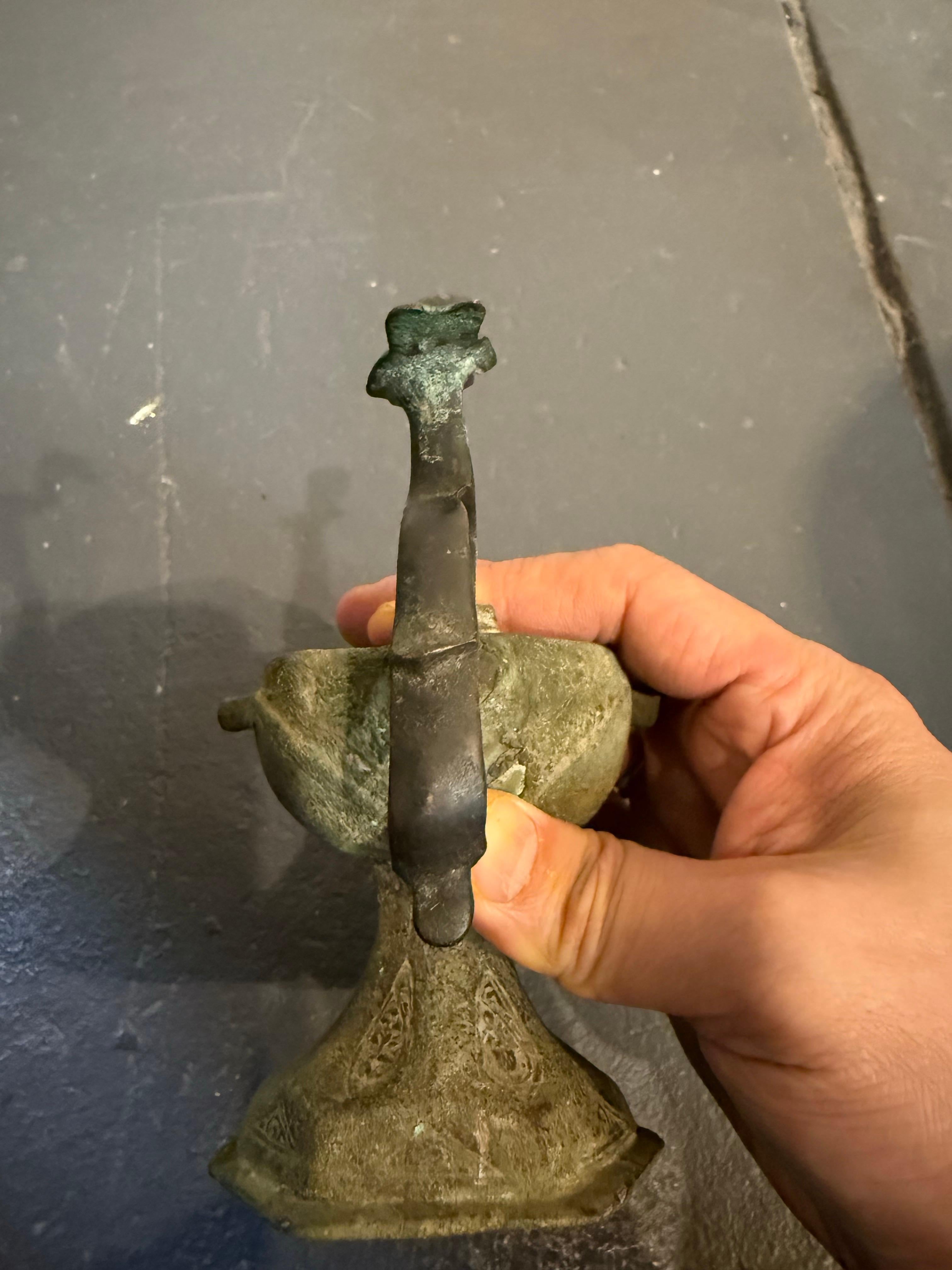 Lampada a olio in bronzo selgiuchide con base, 12/13° secolo

Provenienza: Collezione privata australiana.

Descrizione:
Una lampada a olio in bronzo selgiuchide del 13° secolo è un pezzo d'antiquariato dell'Impero Selgiuchide, noto per la sua