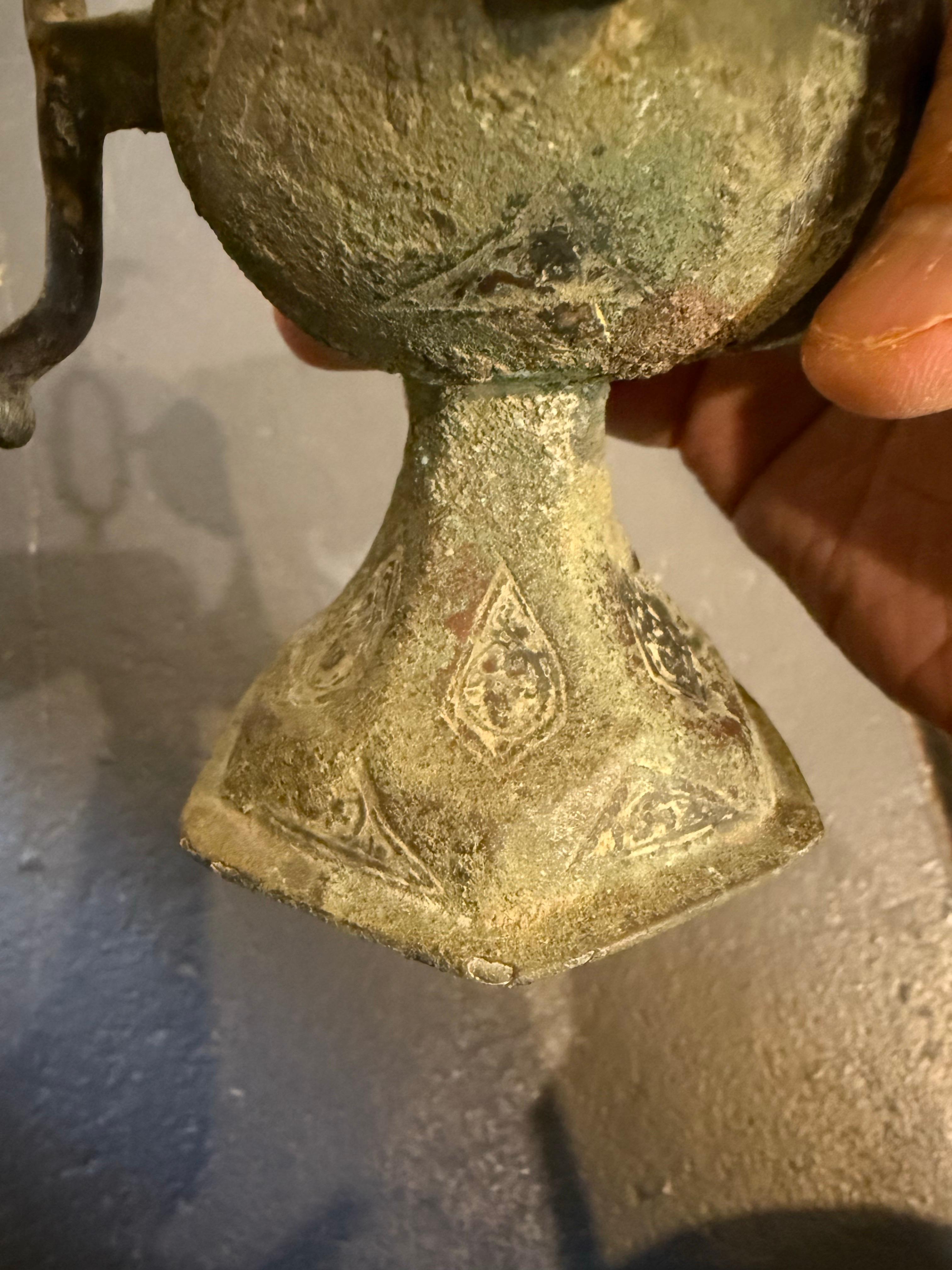 Lampada a olio in bronzo selgiuchide con base, 12/13° secolo in vendita 12