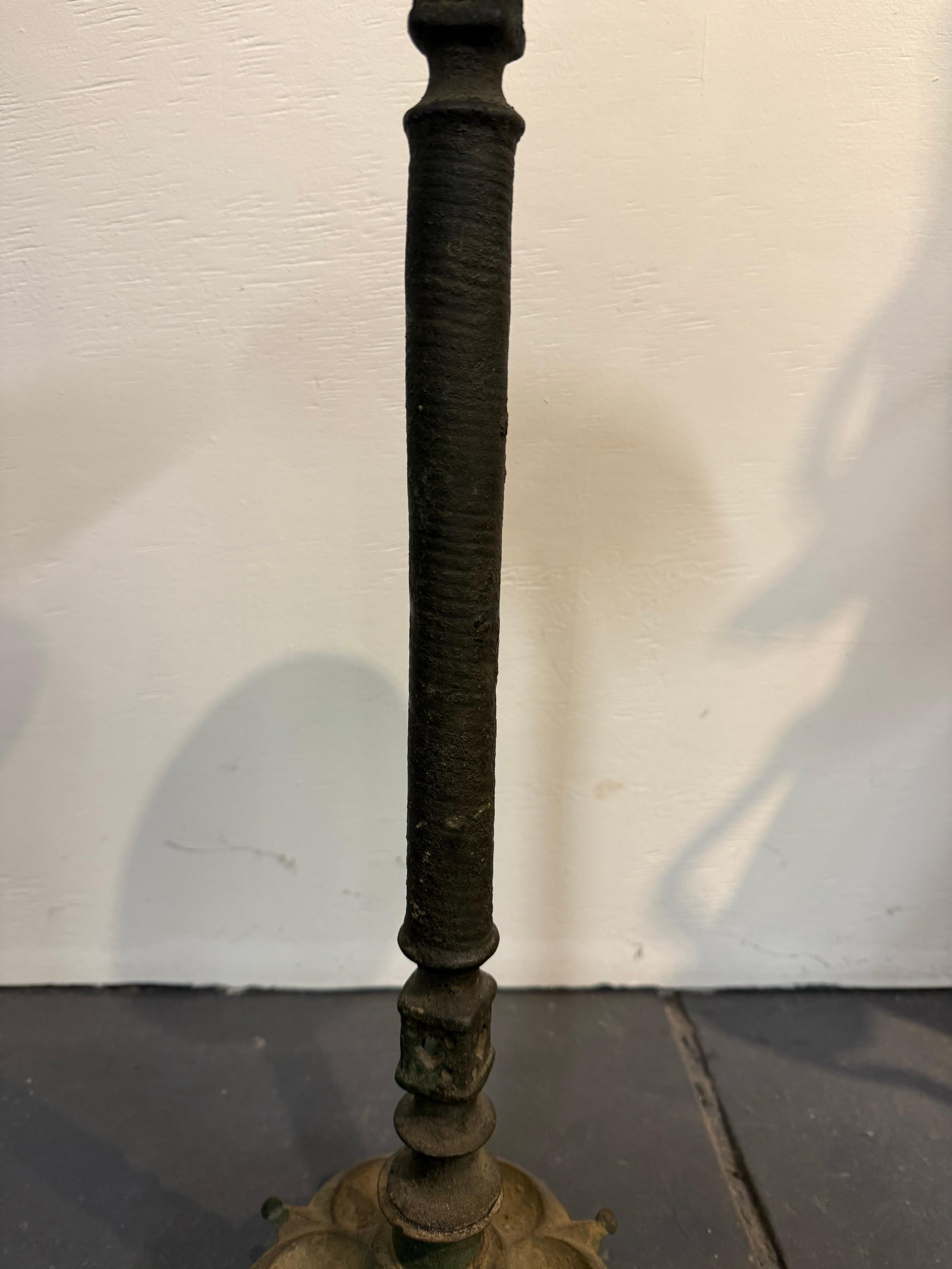 Medievale Lampada a olio in bronzo selgiuchide con base, 12/13° secolo in vendita