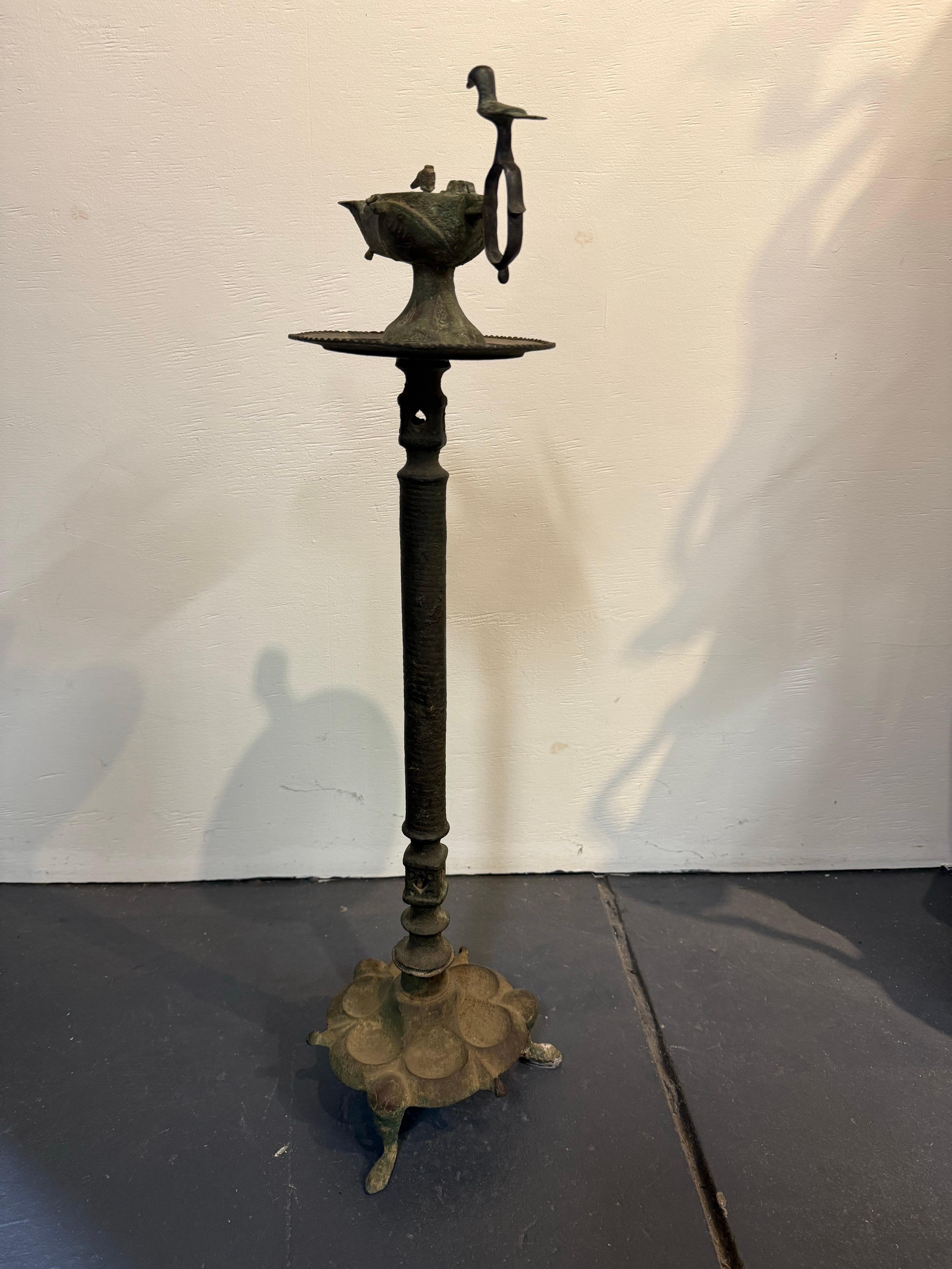 Calco Lampada a olio in bronzo selgiuchide con base, 12/13° secolo in vendita