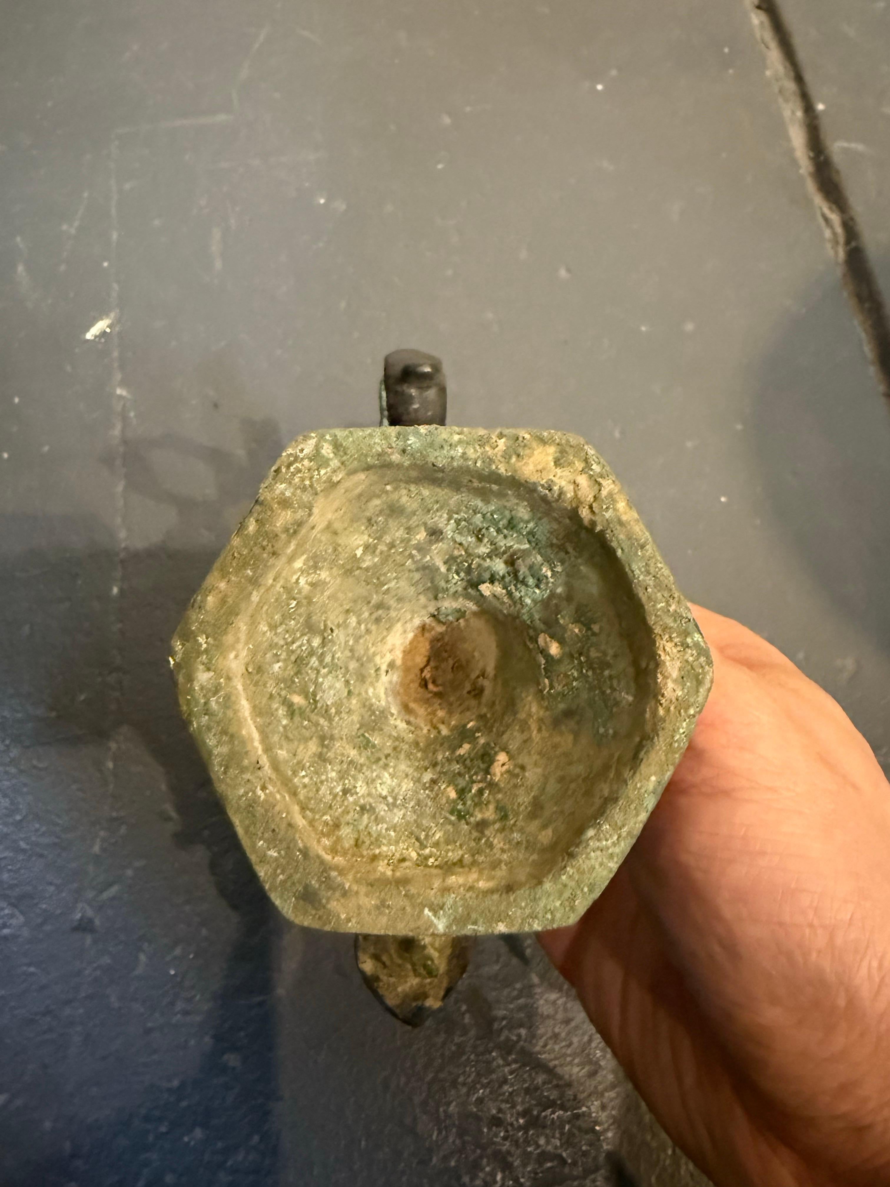 Lampada a olio in bronzo selgiuchide con base, 12/13° secolo In condizioni buone in vendita a ARMADALE, VIC